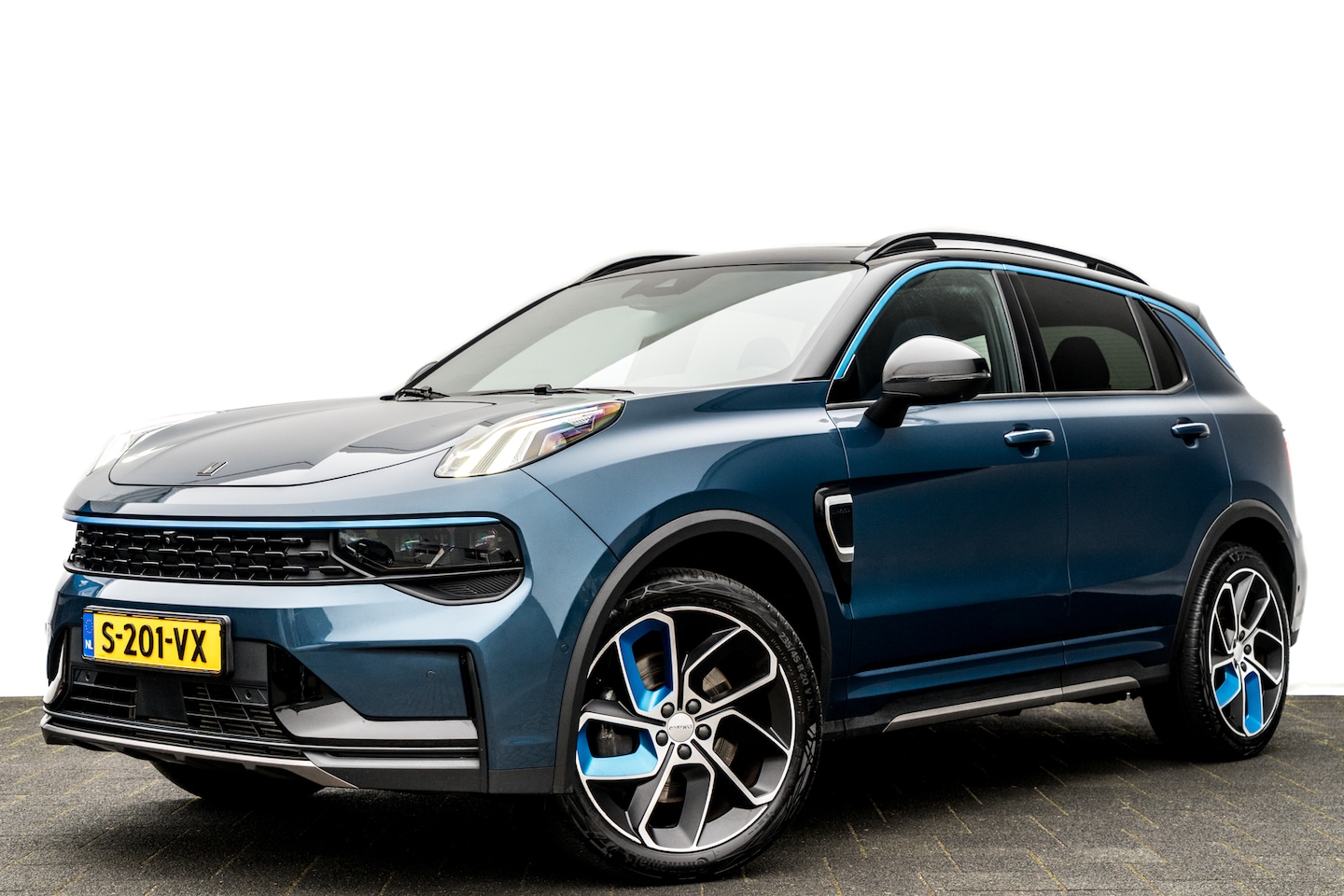 Lynk & Co 01 - 1.5 Plug-in Hybrid 262 Pk I Modeljaar 2023 I Panoramadak I 75 km Elektrisch I 360 Camera I - AutoWereld.nl