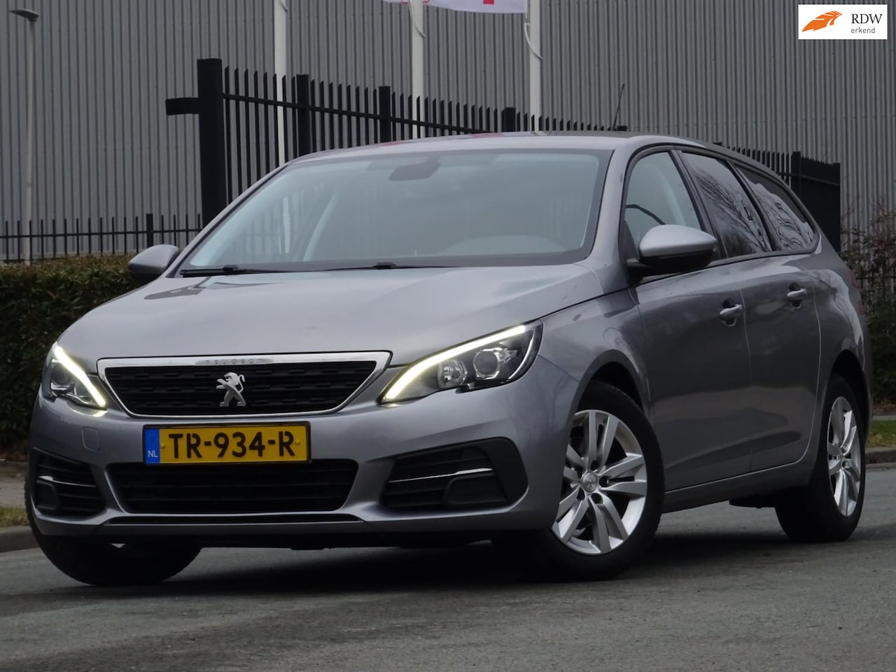 Peugeot 308 SW - 1.2 PureTech Blue Lease Executive NAV/LED/PDC - AutoWereld.nl