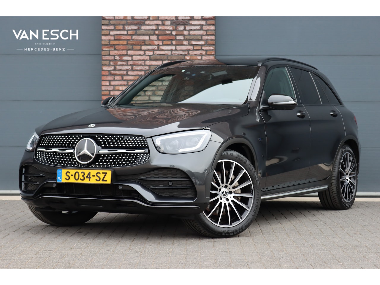Mercedes-Benz GLC-klasse - 300e 4MATIC AMG Line Premium+ | Luchtvering | Massage | Panoramadak | Trekhaak | Distronic - AutoWereld.nl