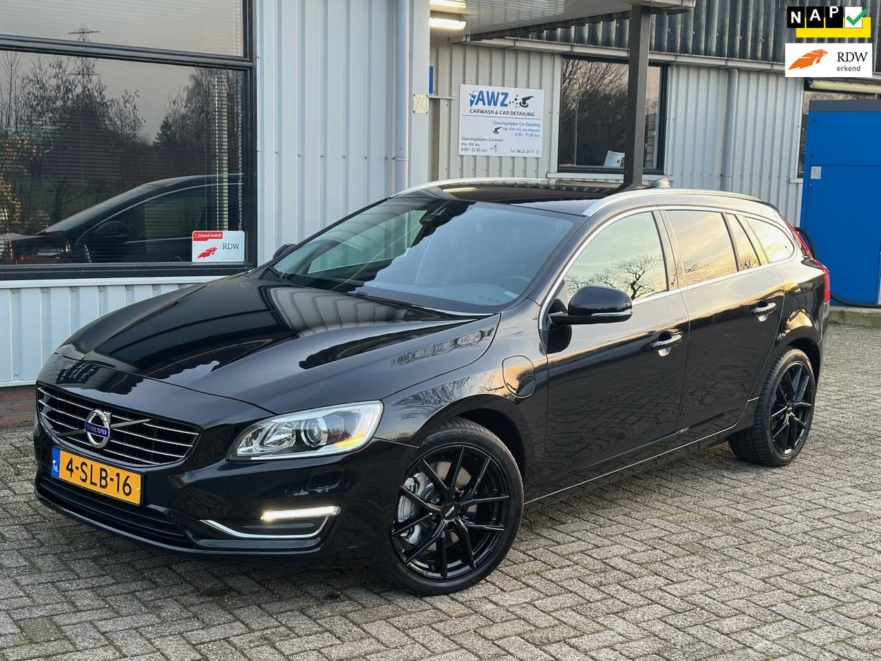 Volvo V60 - 2.4 D6 AWD Plug-In Hybrid Summum|AUTOMAAT|LEER|CAMERA|ECC - AutoWereld.nl