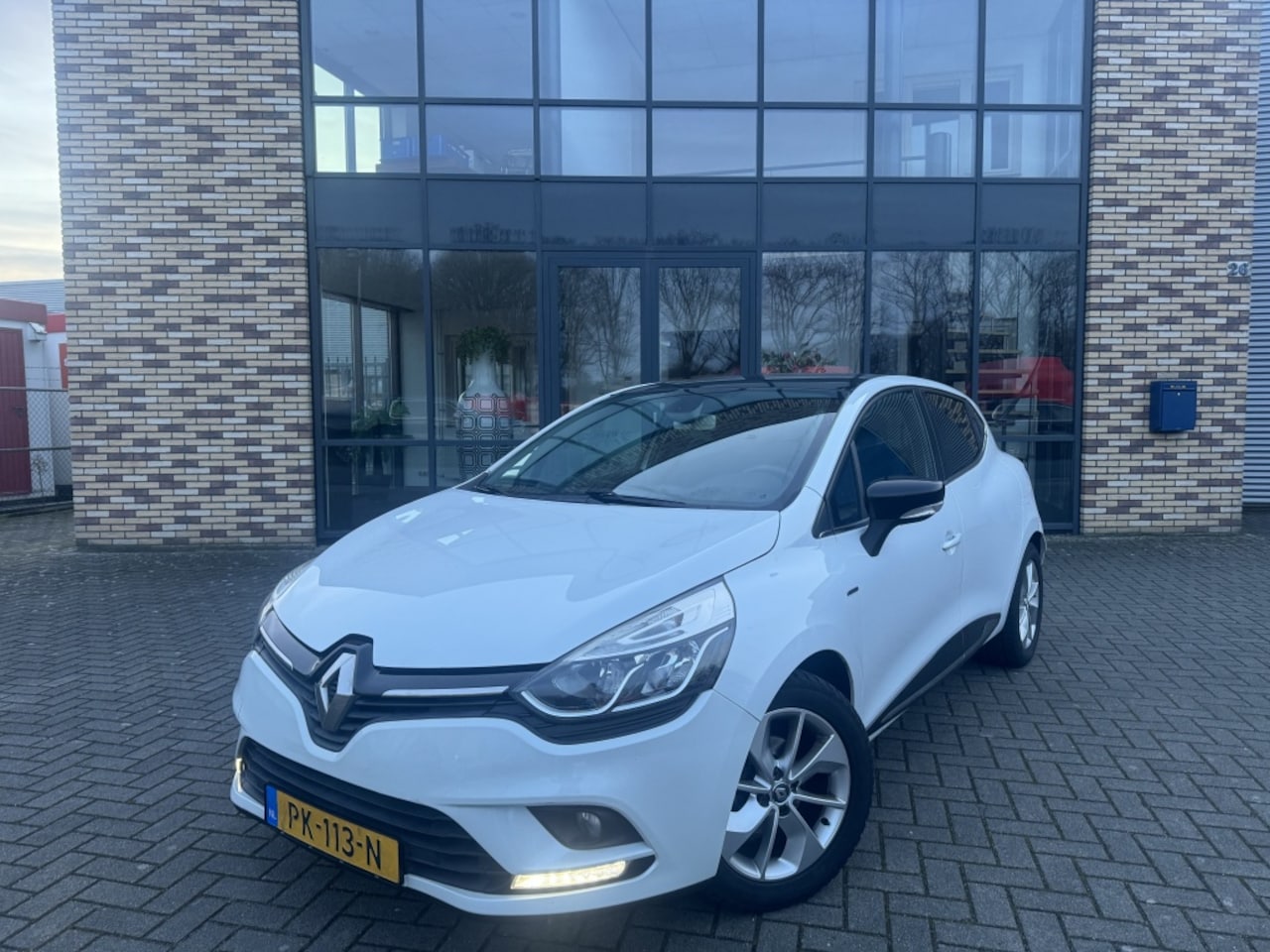 Renault Clio - 1.5 Dci Limited Pano Clima Cruise Lage Km 2017 - AutoWereld.nl