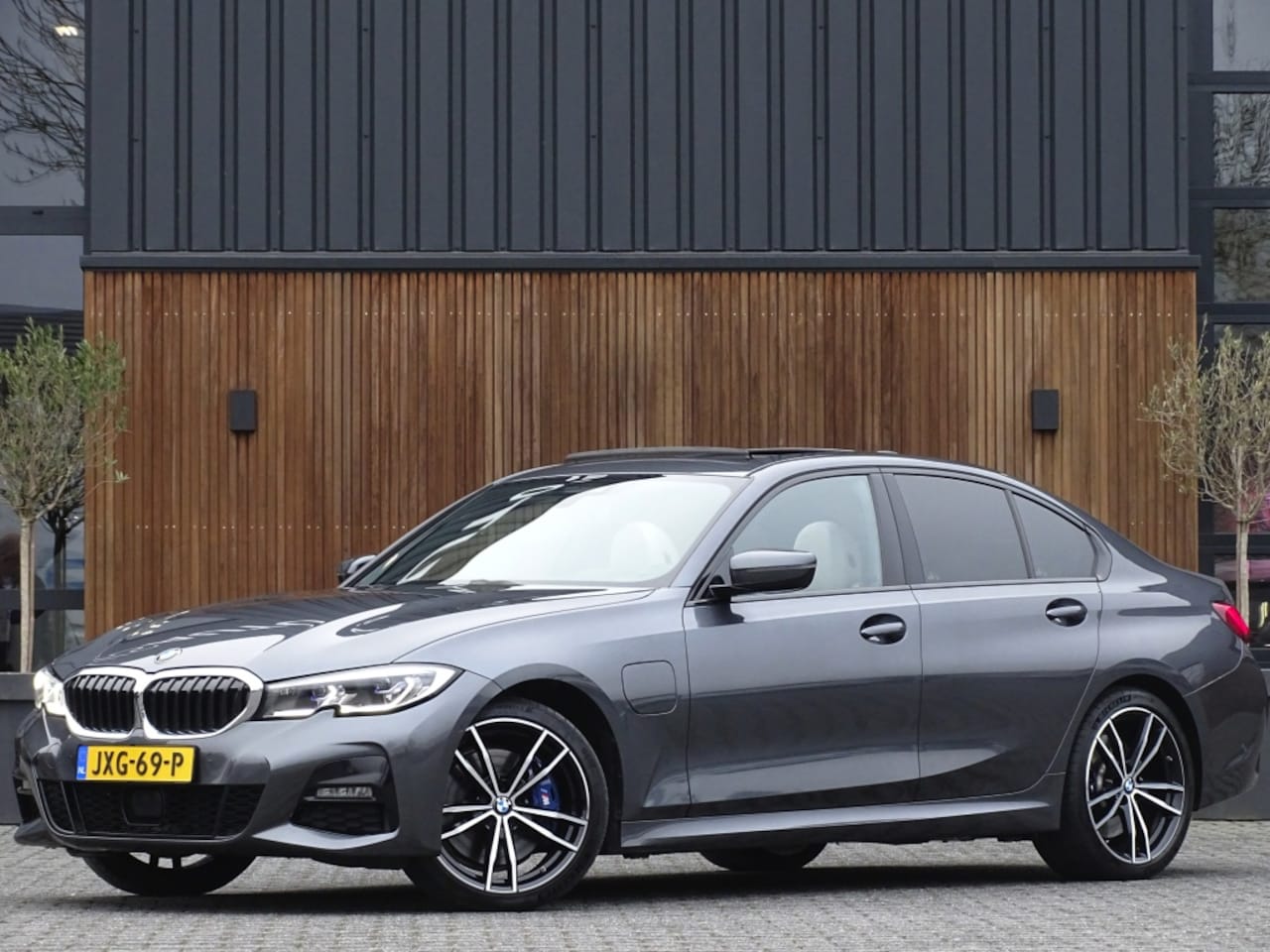 BMW 3-serie - 330e 292PK M-Sport / laser / ACC / trekhaak / head-up - AutoWereld.nl