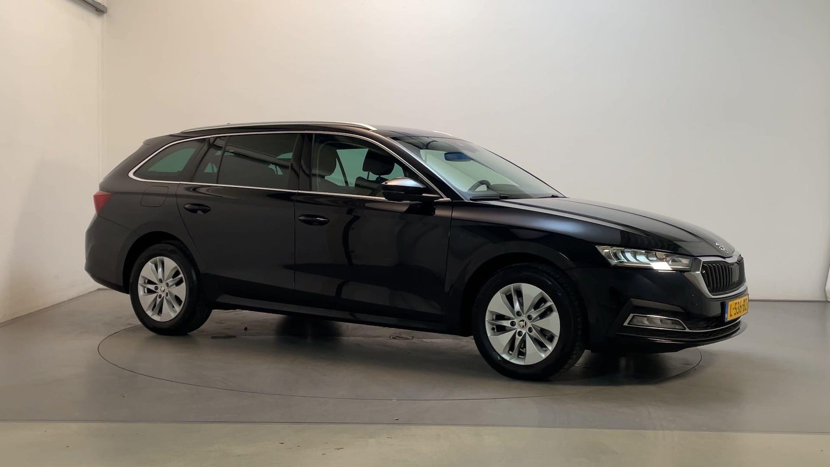 Skoda Octavia Combi - 1.0 e-TSI DSG Business Edition Parkeersensoren Navigatie Virtual Cockpit - AutoWereld.nl