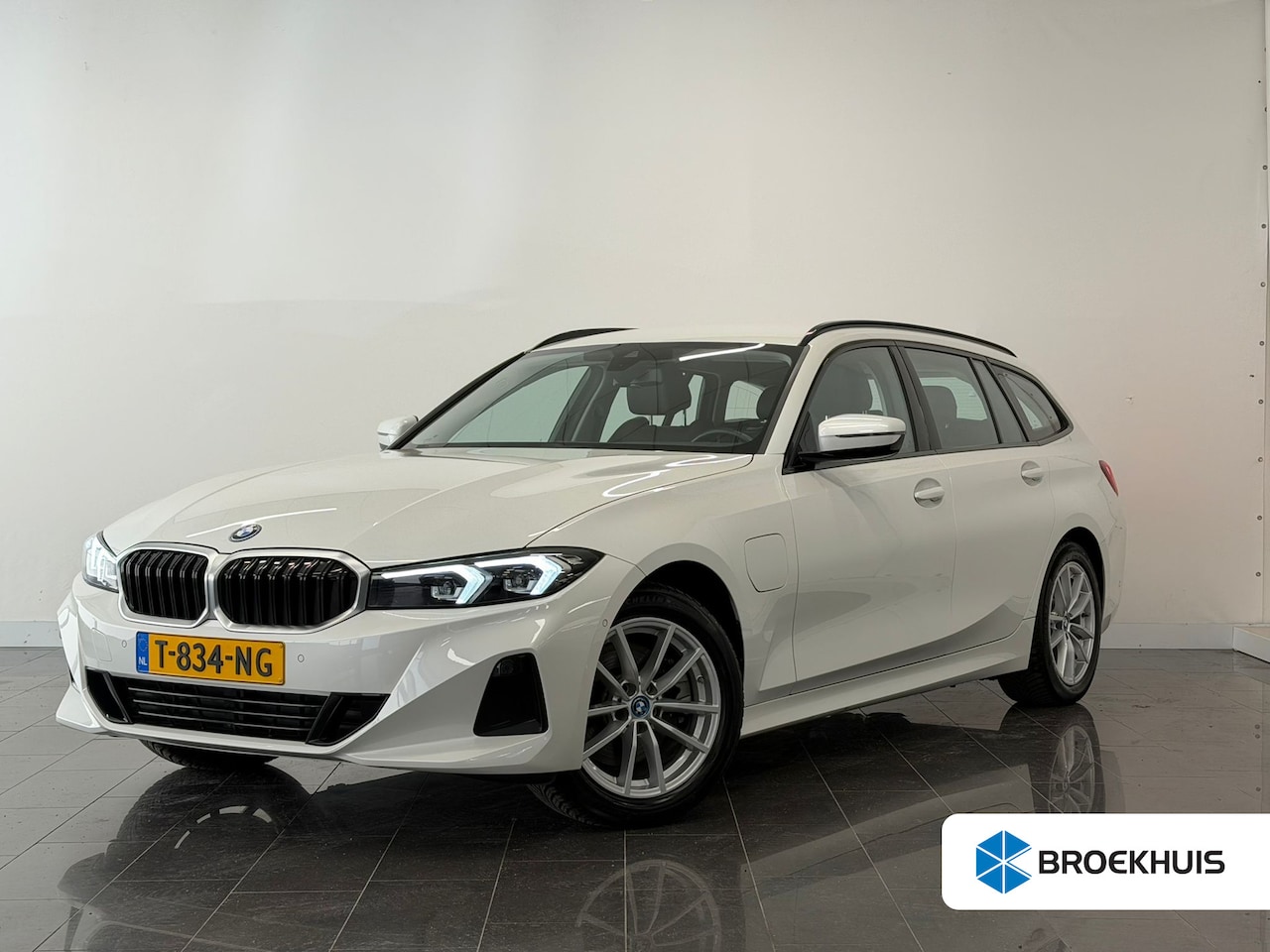 BMW 3-serie Touring - 320e | Airco separaat achter | Alarm klasse 3 | Apple Carplay/Android Auto|telefoonintegra - AutoWereld.nl