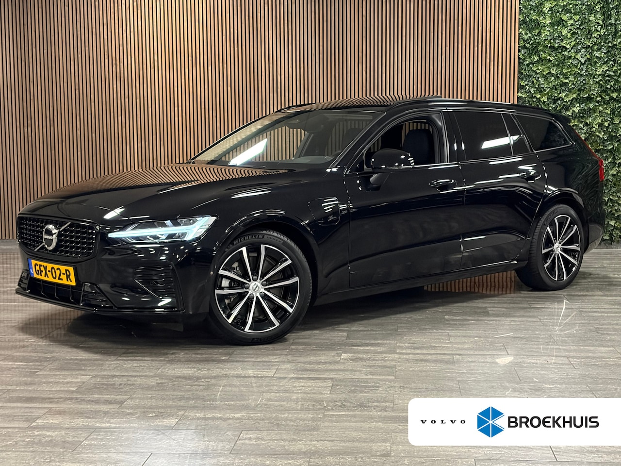 Volvo V60 - T6 AWD Recharge Plus Dark | Schuifdak | Trekhaak | Adaptieve Cruise Control | Stoelverwarm - AutoWereld.nl