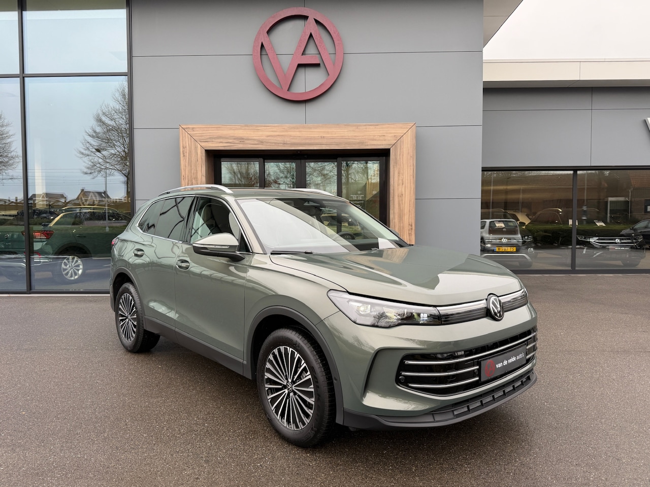 Volkswagen Tiguan - 1.5 eHybrid Elegance 204pk | Trekhaak | Dode hoek | Elek. klep | incl. verlengde garantie - AutoWereld.nl