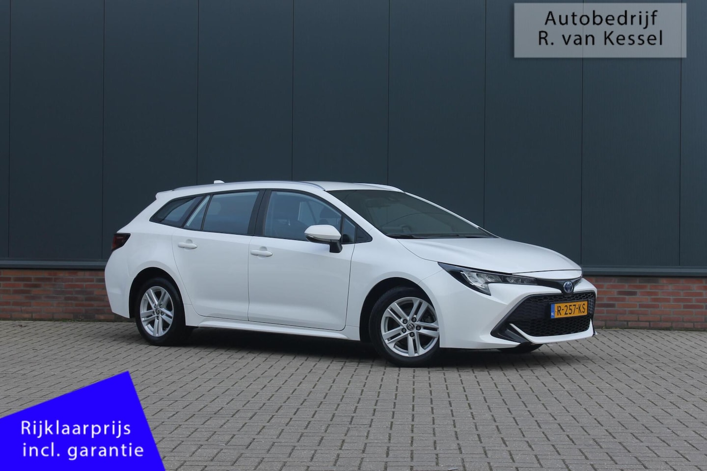 Toyota Corolla Touring Sports - 1.8 Hybrid Active I 1e Eig. I Navigatie I NL-auto - AutoWereld.nl