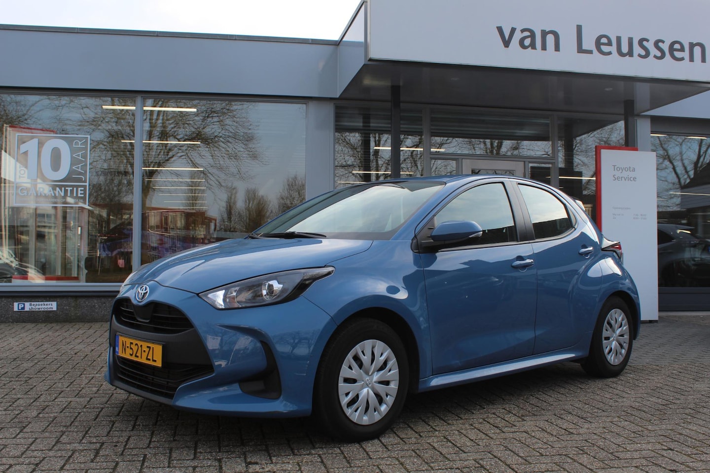 Toyota Yaris - 1.5 HYBRID TREKHAAK AD-CRUISE APPLE/ANDROID CLIMA CAMERA LED ACHTERLICHTEN - AutoWereld.nl