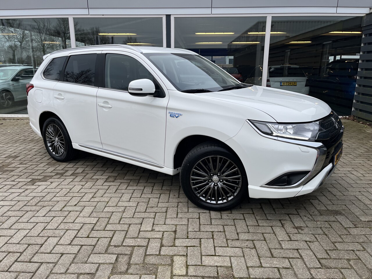 Mitsubishi Outlander - 2.4 PHEV Pure LMV / Nav / Clima / Cruise / Trekhaak - AutoWereld.nl