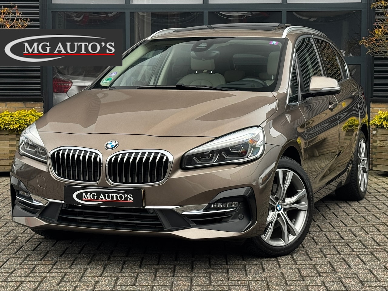 BMW 2-serie Active Tourer - 218i High Executive | Trekhaak | Panoramadak | Navigatie | Cruise Control | Achteruitrijca - AutoWereld.nl