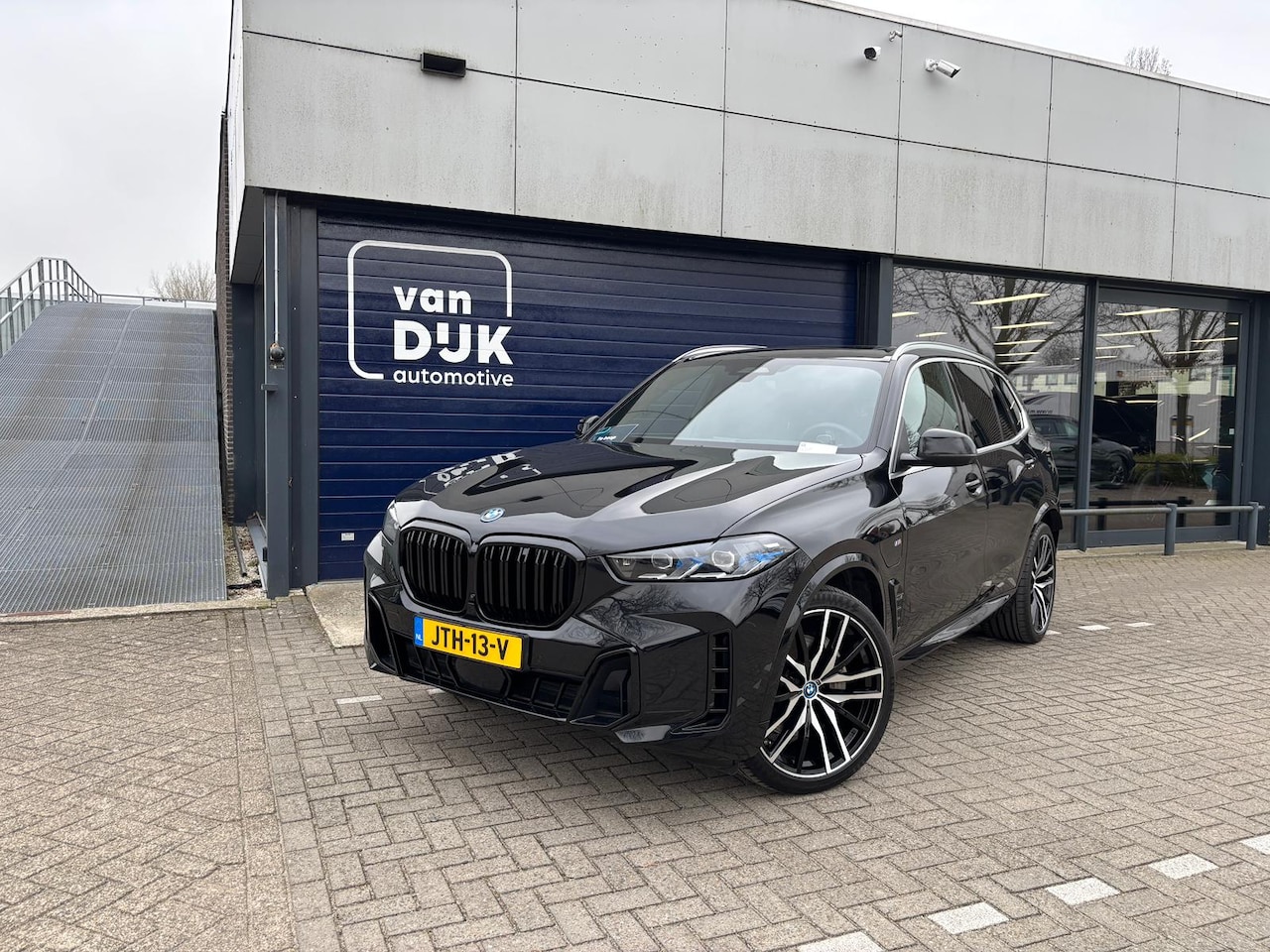 BMW X5 - xDrive50e M-Sport PANORAMADAK HARMAN KARDON 360 CAMERA 22 INCH VELGEN LUCHTVERING - AutoWereld.nl