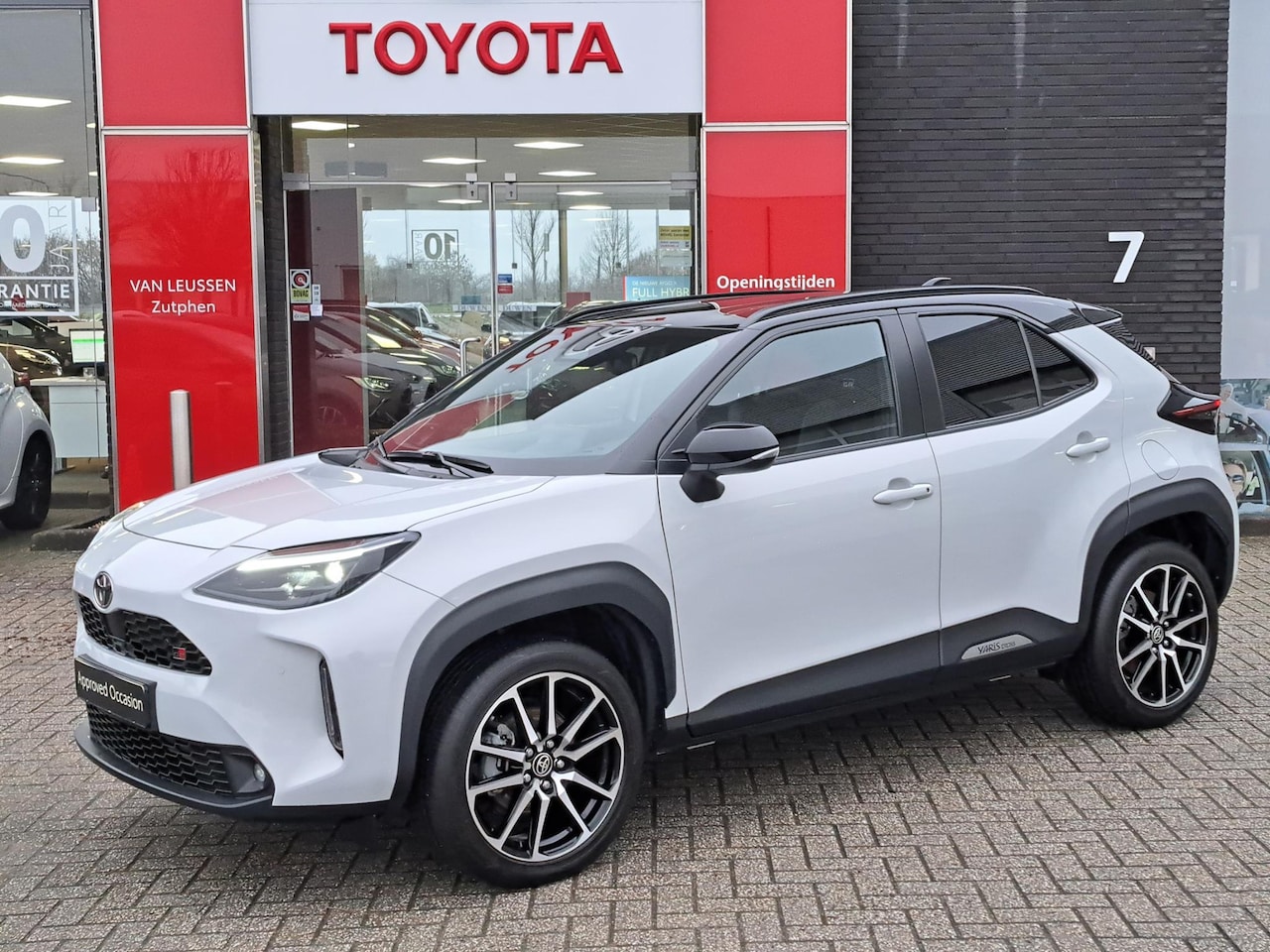 Toyota Yaris Cross - 1.5 Hybrid 130 GR Sport JBL HEAD-UP STUUR-/STOELVERWARMING NAVI BI-TONE - AutoWereld.nl