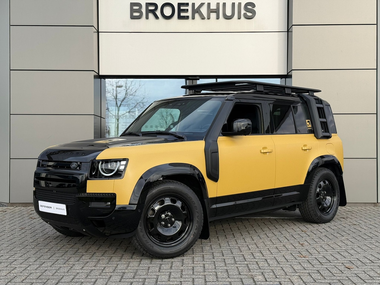 Land Rover Defender 110 - P300e Trophy Edition Deep Sand | 3-Zone climate control | Airco (automatisch) | All Terrai - AutoWereld.nl