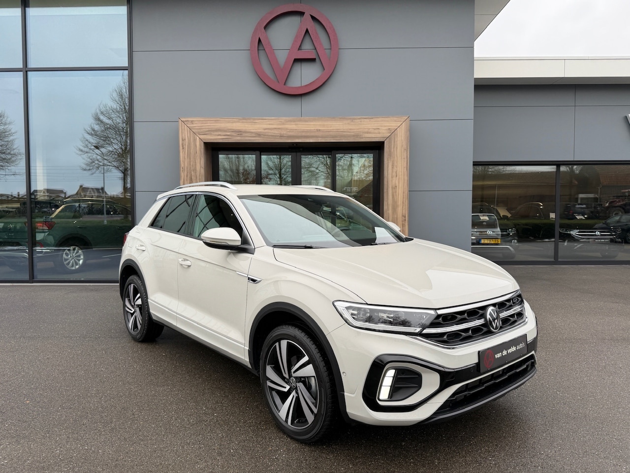 Volkswagen T-Roc - 1.5 TSI 150pk DSG R-Line | Camera | Keyless | Elek. Achterklep | Dode hoek | Rijklaar incl - AutoWereld.nl