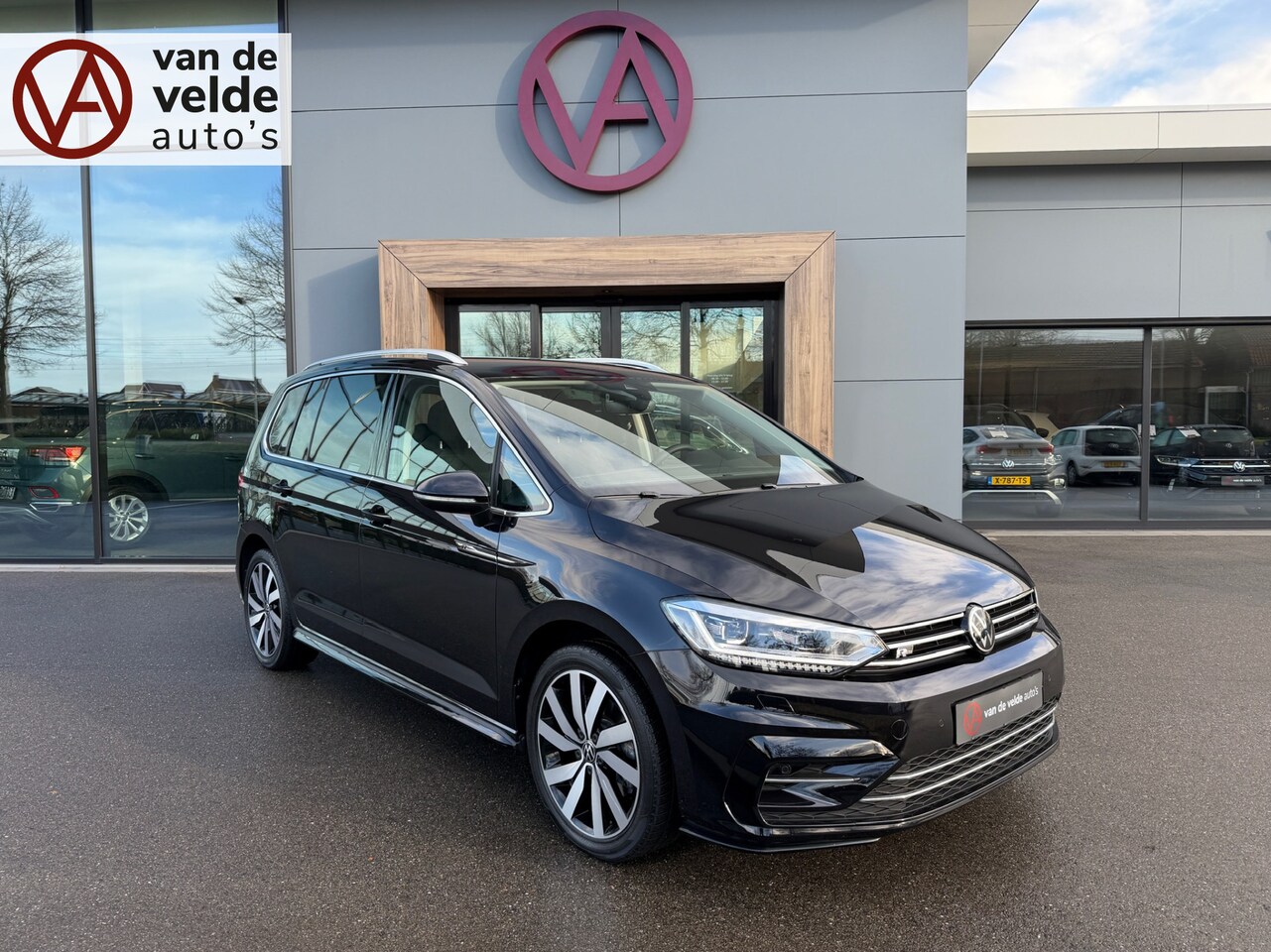 Volkswagen Touran - 1.5 TSI 150pk DSG R-line Highline | Led | Trekhaak | Dode hoek | Camera | Keyless | Rijkla - AutoWereld.nl