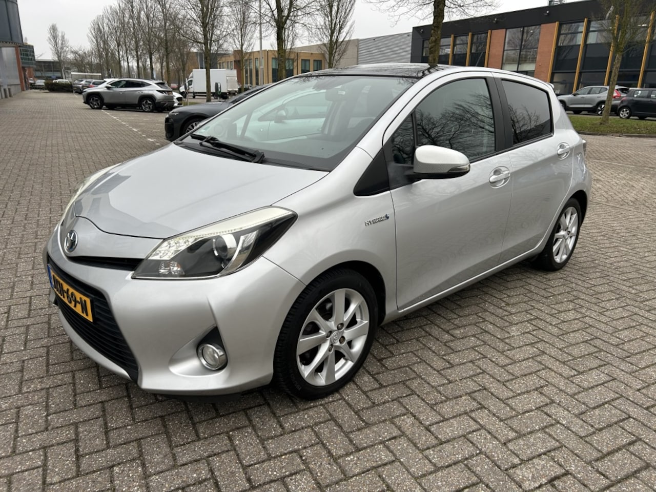 Toyota Yaris - 1.5 Full Hybrid Dyn. 1e EIG DEALER PANO STOELVW. - AutoWereld.nl