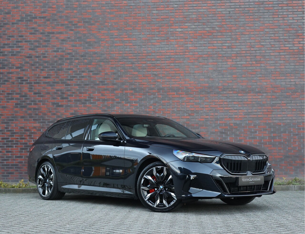 BMW 5-serie Touring - 550e xDrive | Carbonzwart - Bow&Wil - Trekhaak - AutoWereld.nl