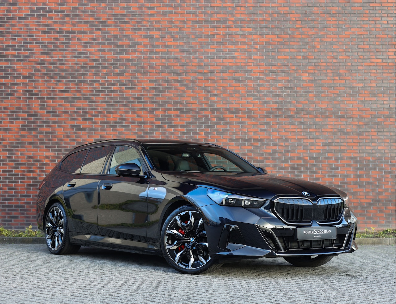 BMW 5-serie Touring - 550e xDrive | M Sport Pro - Pano - Trekhaak - HUD - AutoWereld.nl