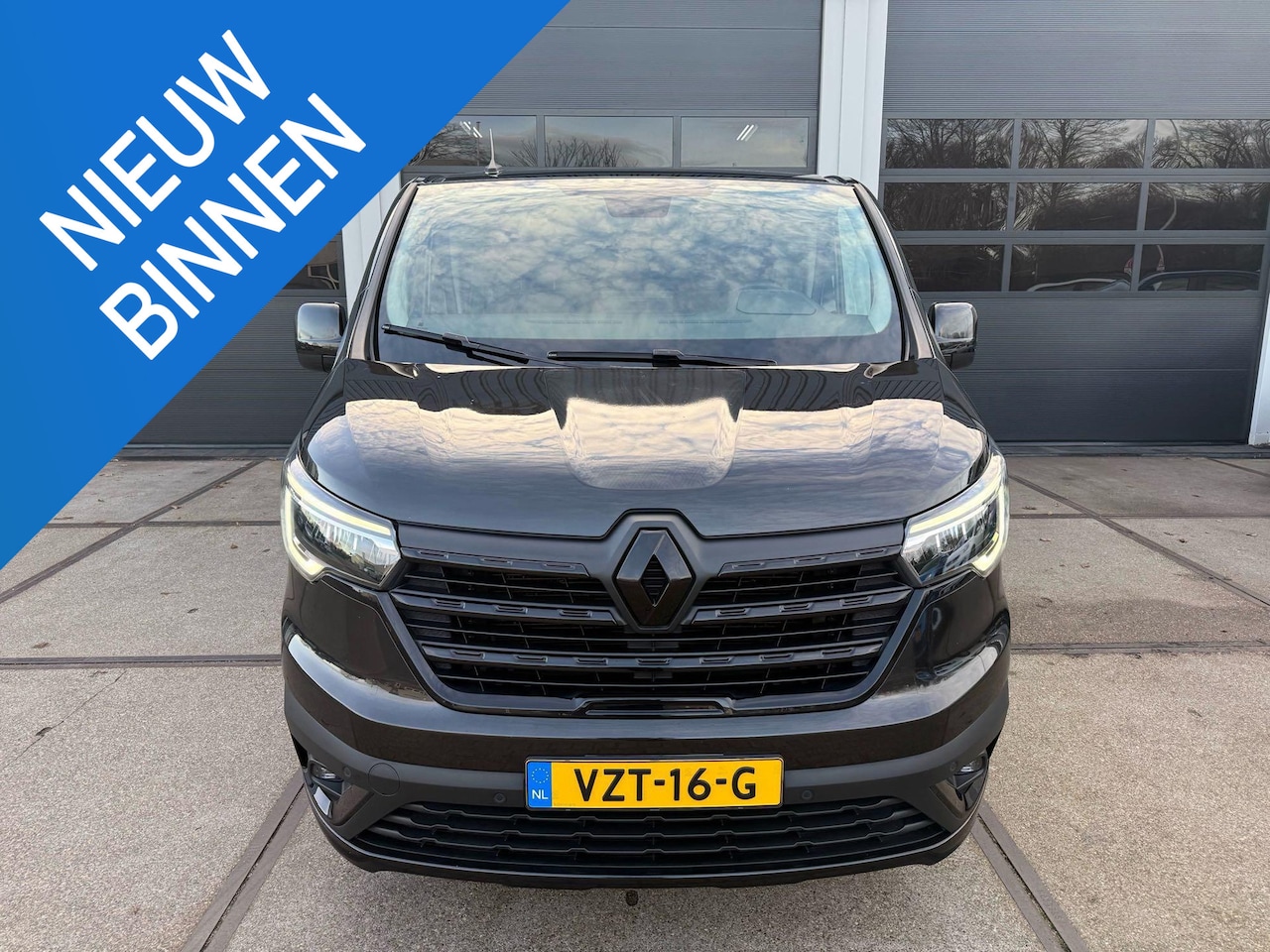 Renault Trafic - 2.0 dCi 170 T29 L2H1 DC Luxe Black Edition - AutoWereld.nl