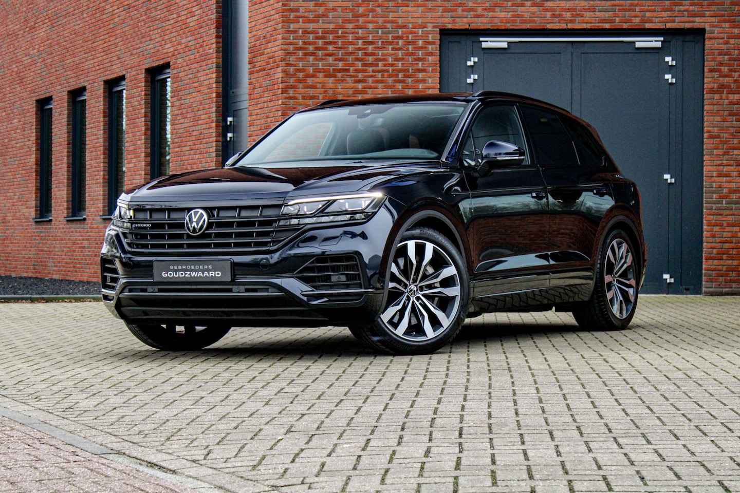 Volkswagen Touareg - 3.0 TSi eHybrid 4MOTION | Luchtvering | Pano | IQ.Light | Massage | Memory - AutoWereld.nl