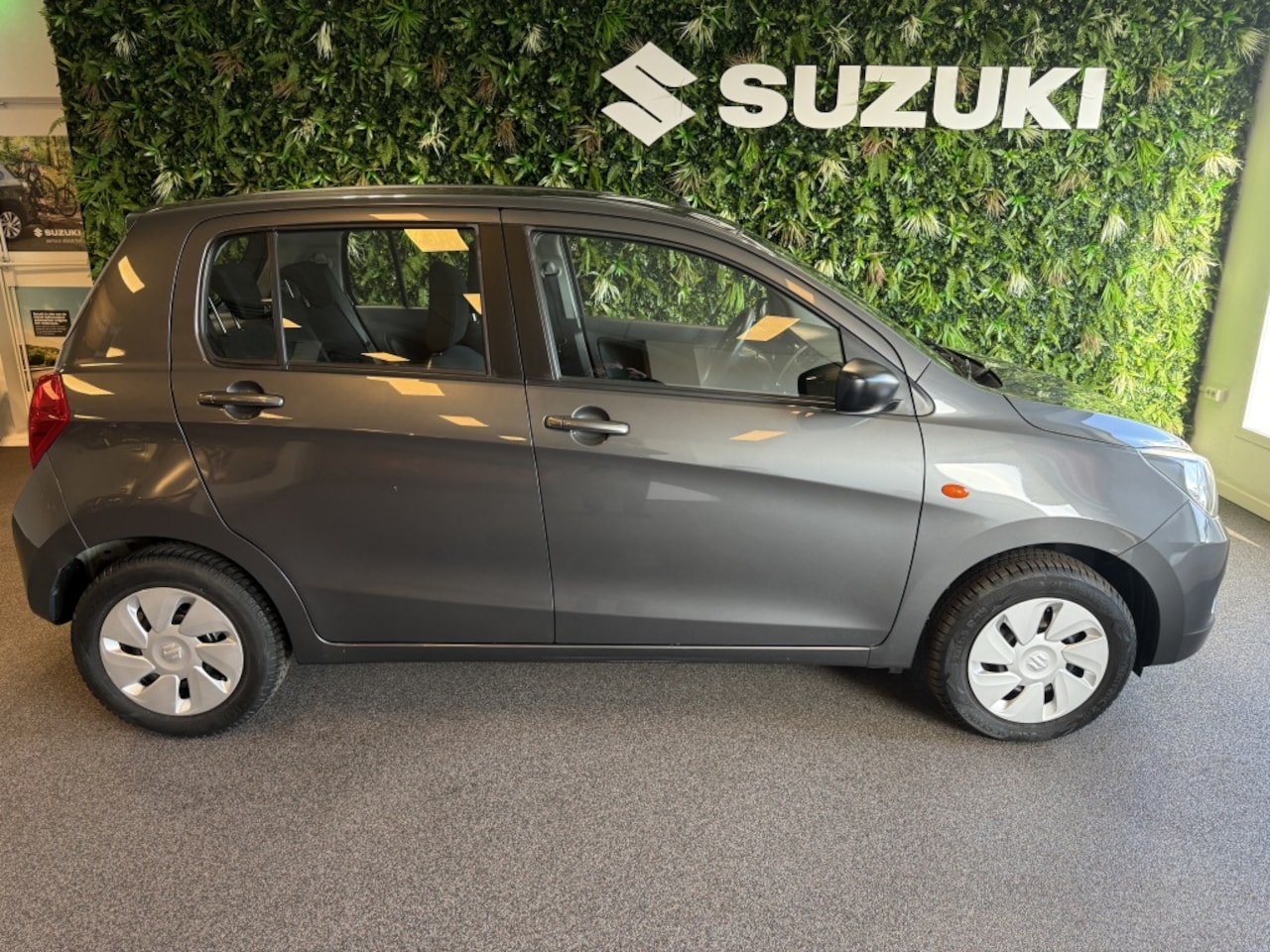 Suzuki Celerio - Airconditioning weinig KM's 1.0 Comfort Electrische ramen en spiegels Originele radio/CD - AutoWereld.nl