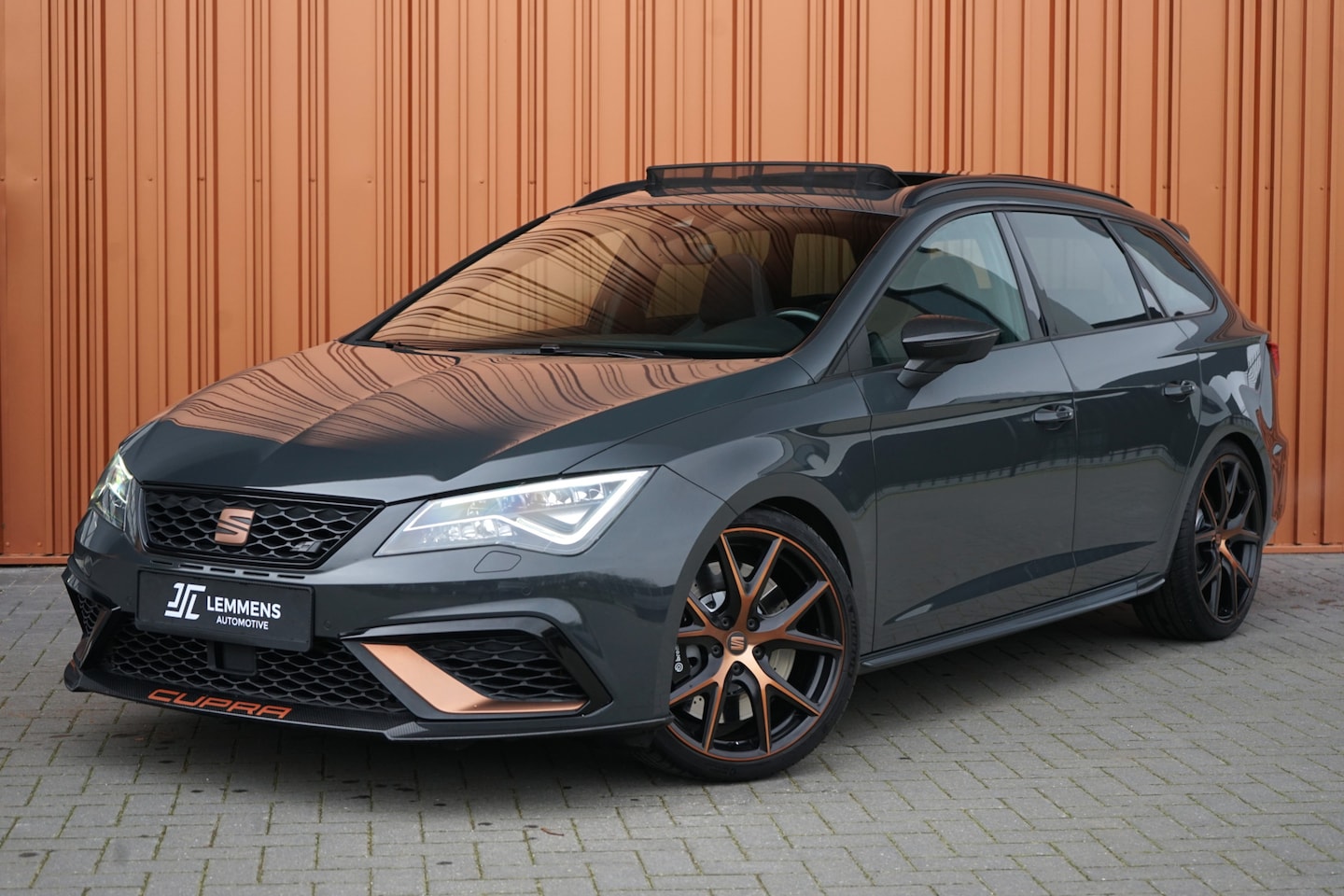 SEAT Leon ST - 2.0 TSI CUPRA R 4DRIVE BLACKNESS Panodak Schaal Carbon Brembo Beats - AutoWereld.nl