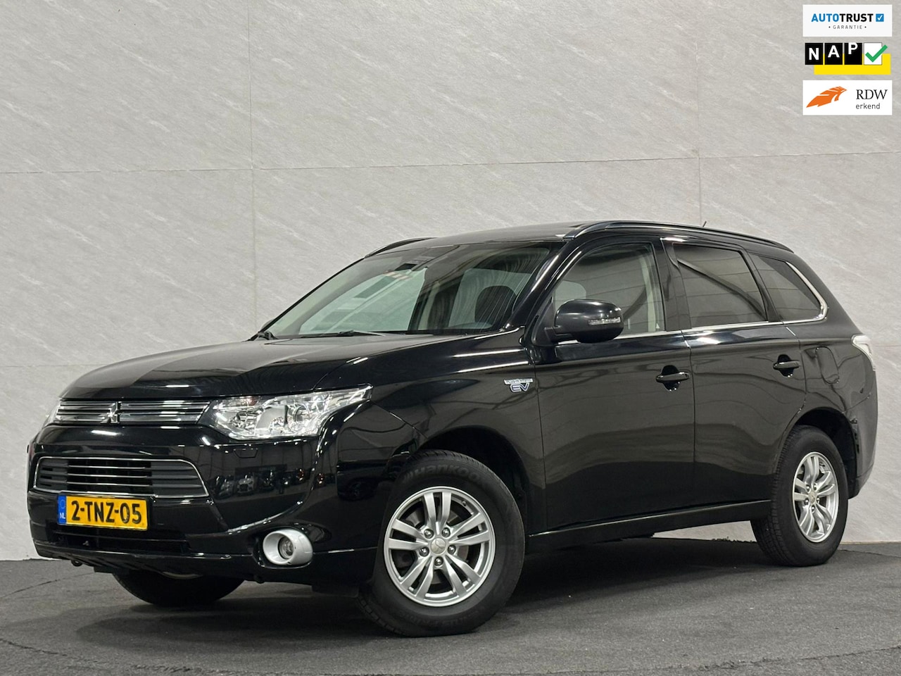 Mitsubishi Outlander - 2.0 PHEV Instyle Panoramadak Rockford - AutoWereld.nl