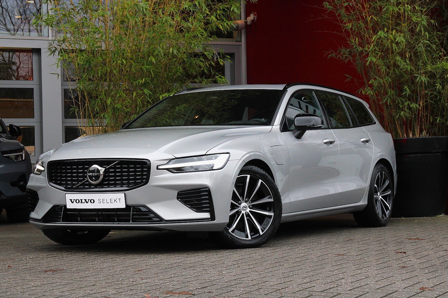 Volvo V60 - 2.0 T6 Recharge AWD Plus Dark | Adaptive Cruise | BLIS | Camera | Stuur/stoelverwarming | - AutoWereld.nl