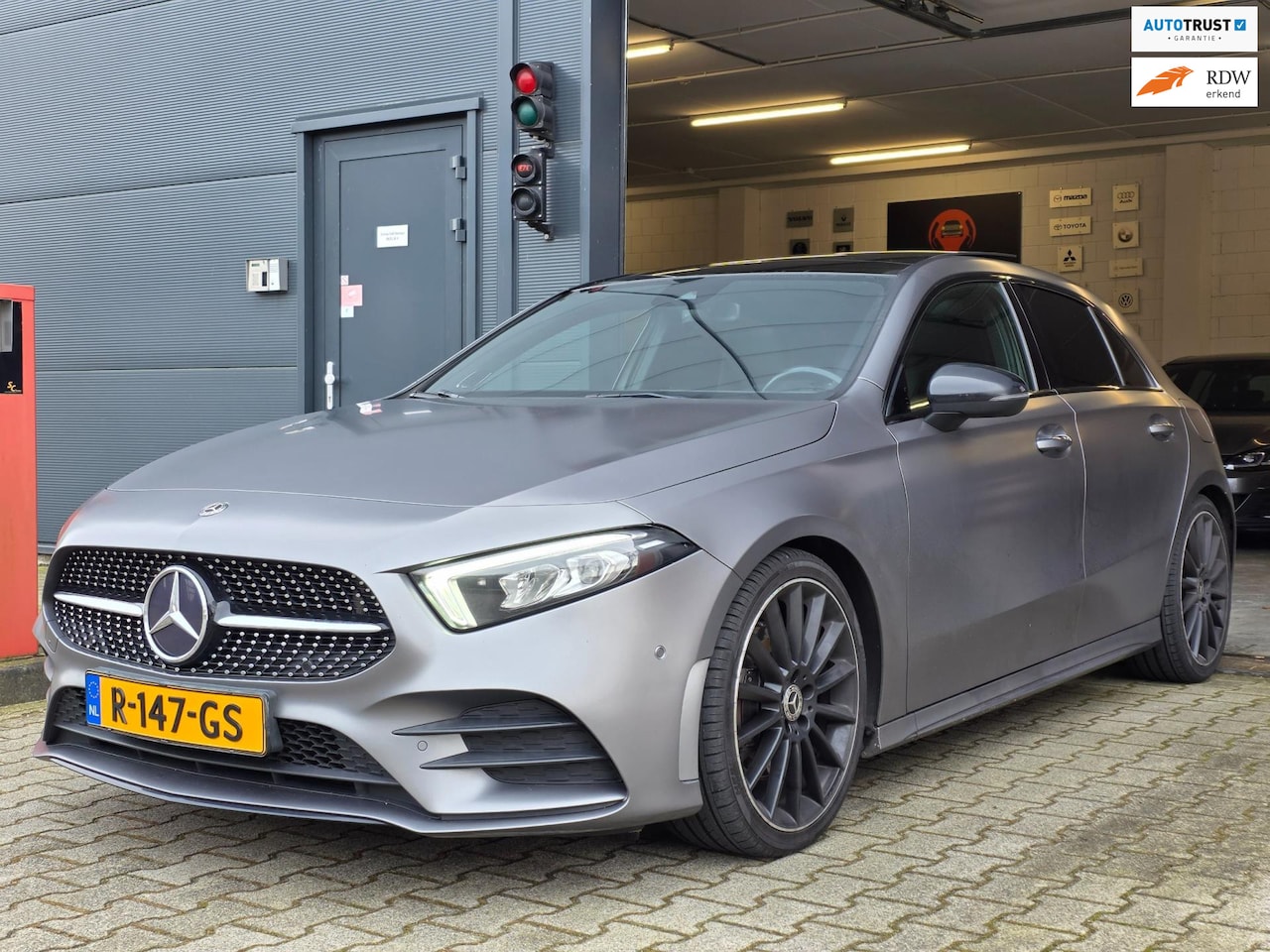 Mercedes-Benz A-klasse - 220 Premium Plus | MAT GRIJS / PANO / MEMORY / KEYLESS / BURMESTER / MASSAGE / DIAMOND GRI - AutoWereld.nl