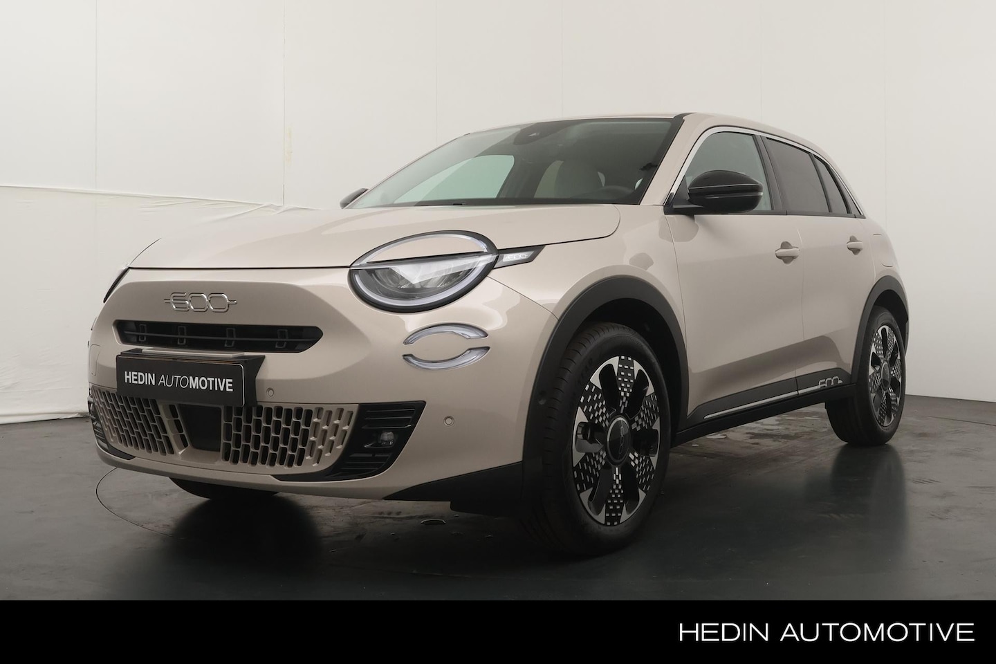 Fiat 600 - 1.2 Hybrid La Prima | Navigatie | Climate Control | 18" LM Velgen | Privacy Glass | - AutoWereld.nl