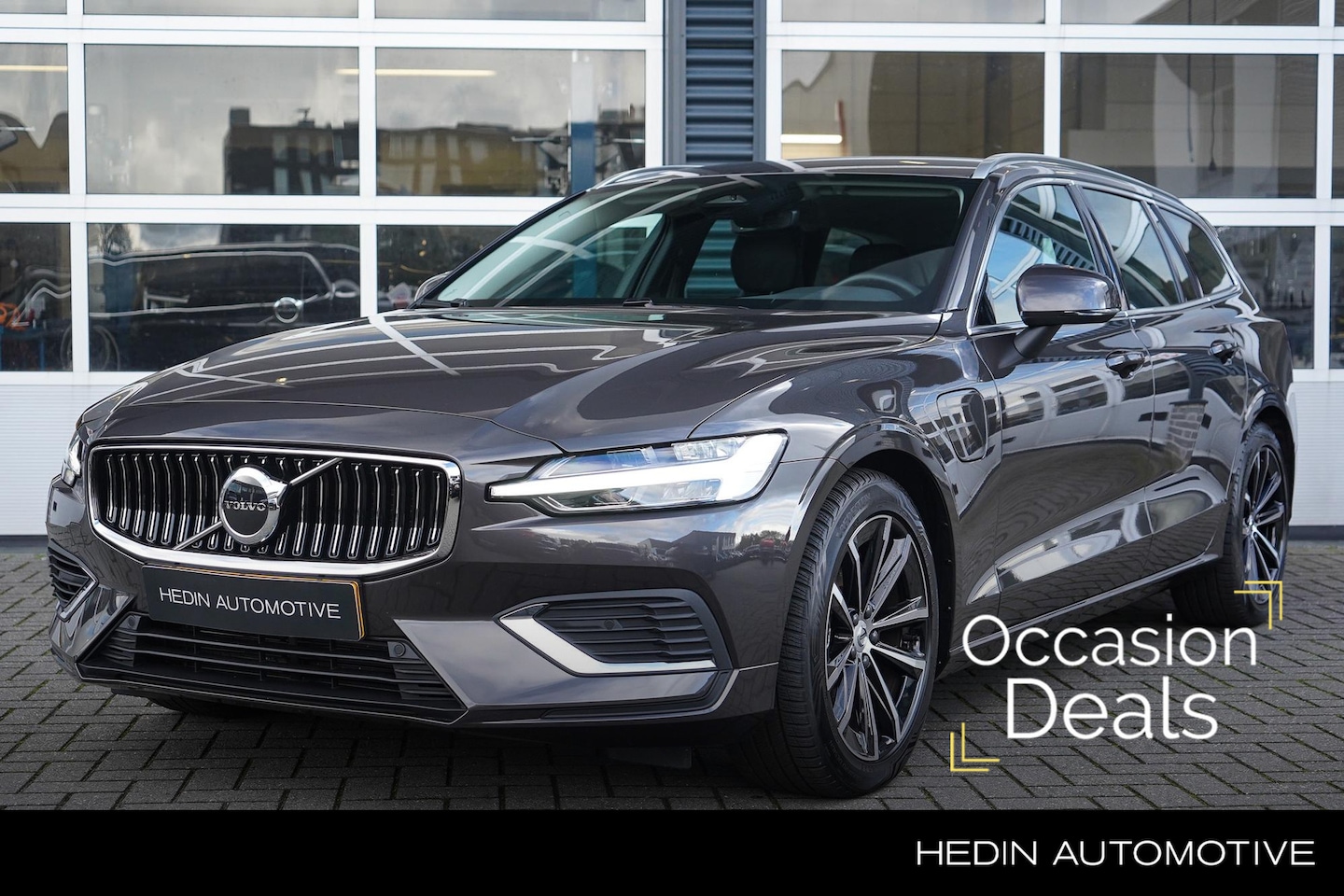 Volvo V60 - 2.0 T6 Plug-in hybrid AWD Essential Bright | Stoel & Stuurverwarming | Parkeercamera | Led - AutoWereld.nl