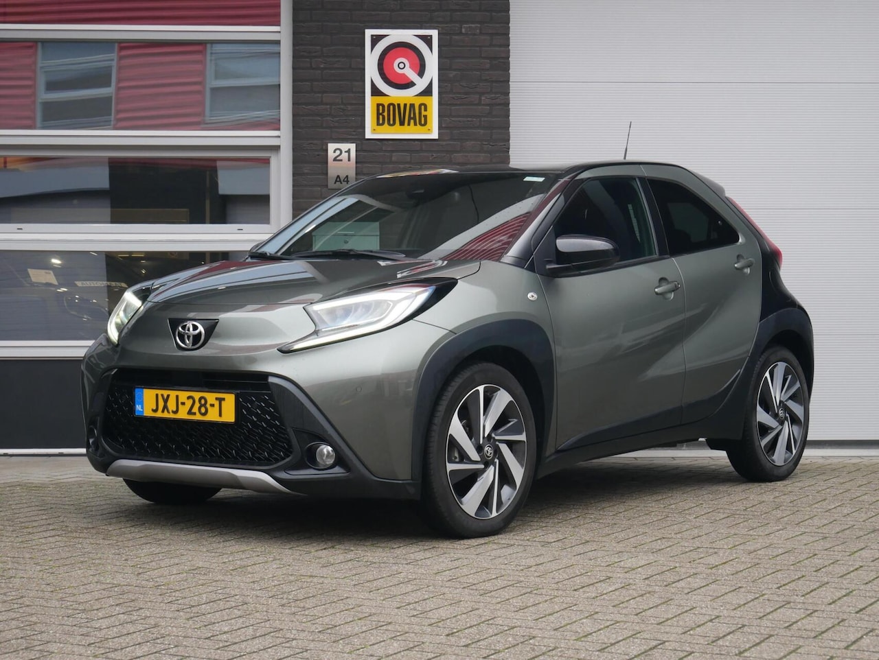 Toyota Aygo X - 1.0 VVT-i S-CVT Premium 1e Eigenaar| Full option| Twotone - AutoWereld.nl