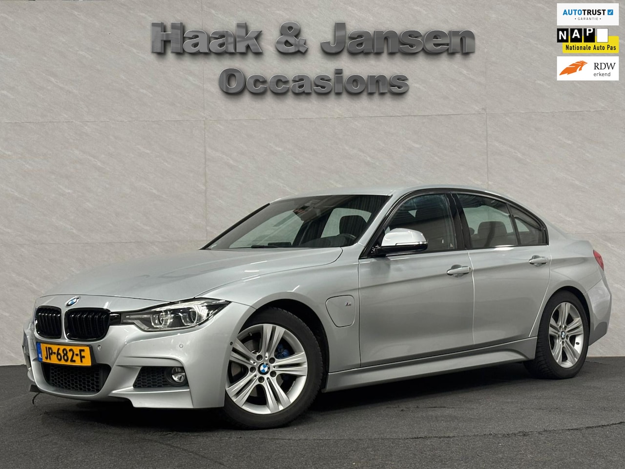 BMW 3-serie - 330e High Executive M-Sport Camera Leder - AutoWereld.nl