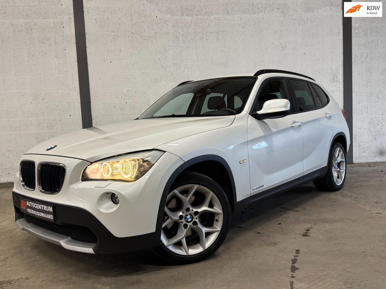 BMW X1 - SDrive20i Business Clima|Cruise|Leder|Dealer Onderhouden !! - AutoWereld.nl