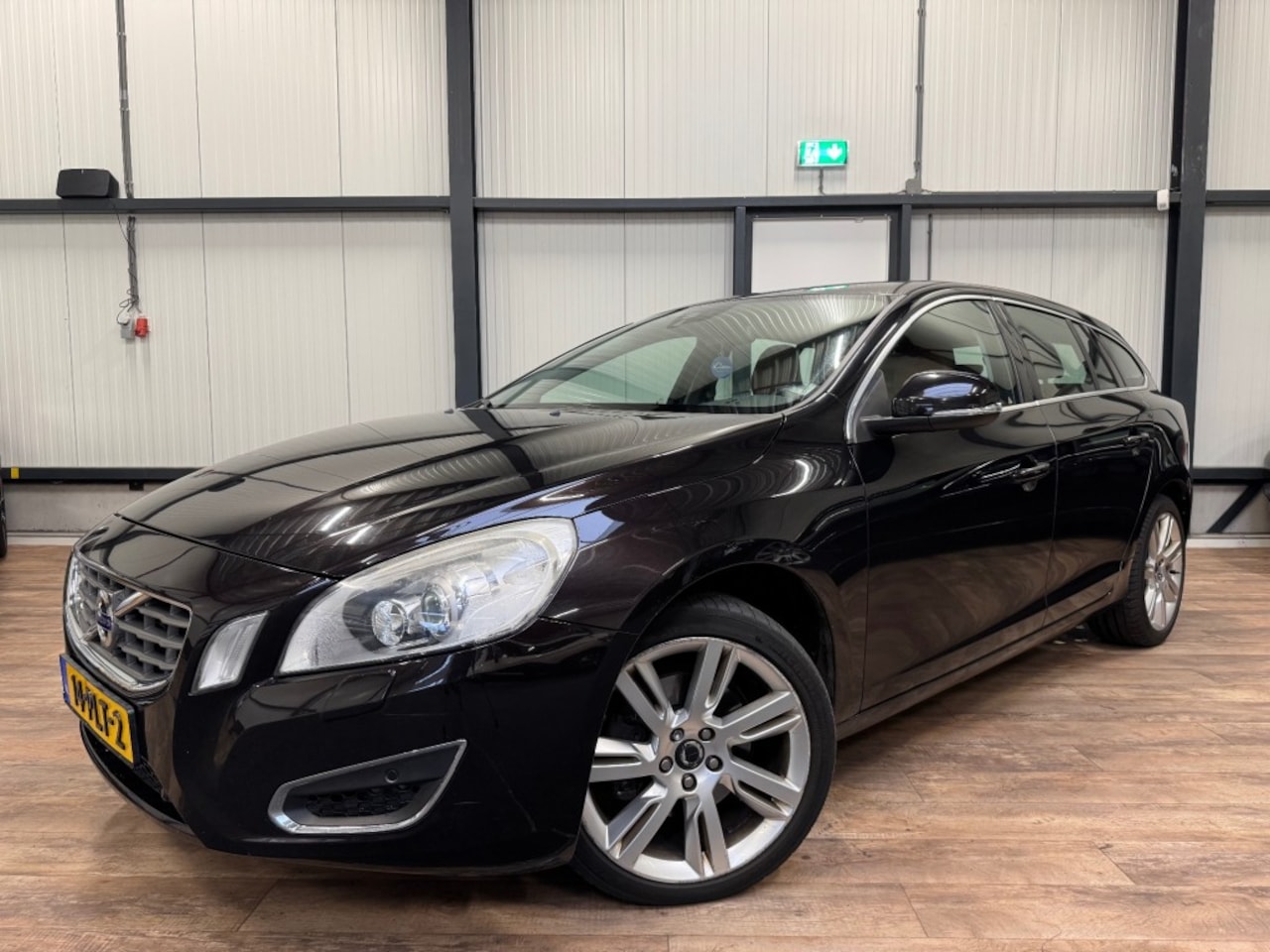 Volvo V60 - 1.6 T4 Summum / AUTOMAAT / LEDER / MEMORY SEATS / CLIMA / - AutoWereld.nl