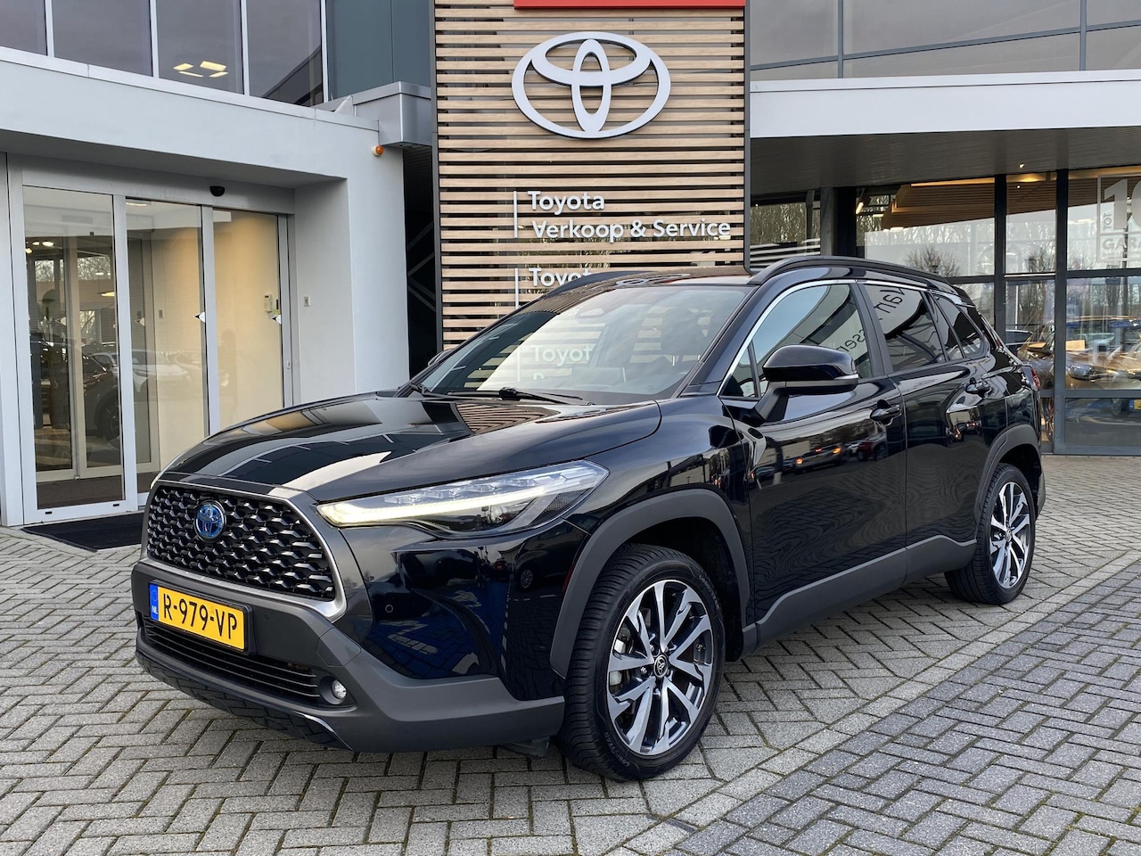 Toyota Corolla Cross - 2.0 High Power Hybrid First Edition BLIND-SPOT ELEK-ACHTERKLEP KEYLESS LM-VELGEN PARK-SENS - AutoWereld.nl