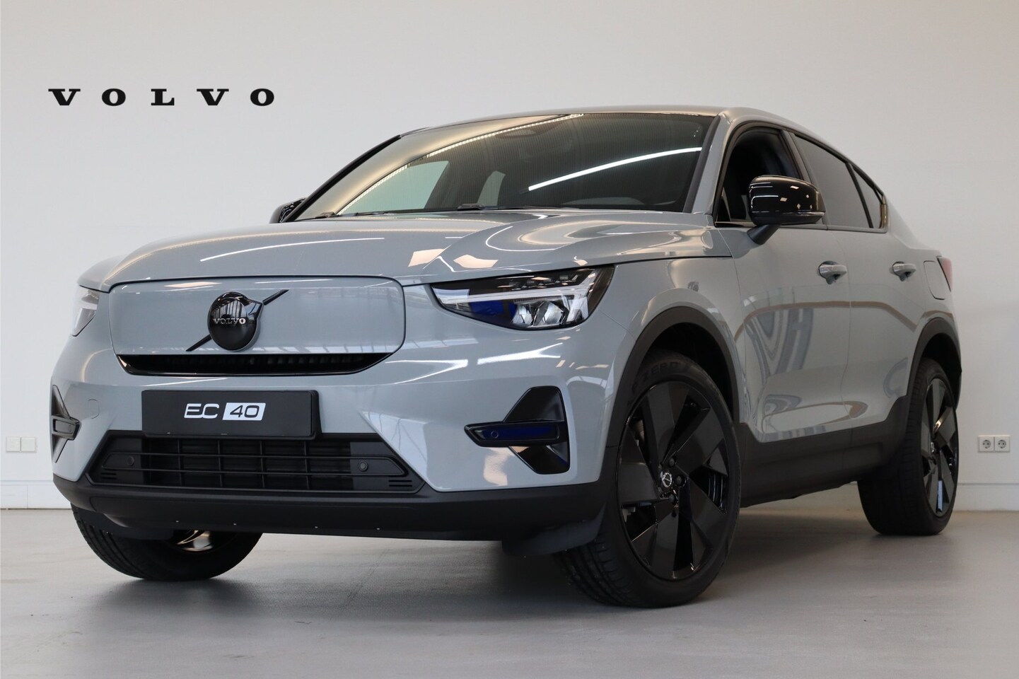 Volvo EC40 - Single 238PK Plus Black Edition 70kWh | Getint Glas | Climate | HK Audio | BLIS | Pilot As - AutoWereld.nl