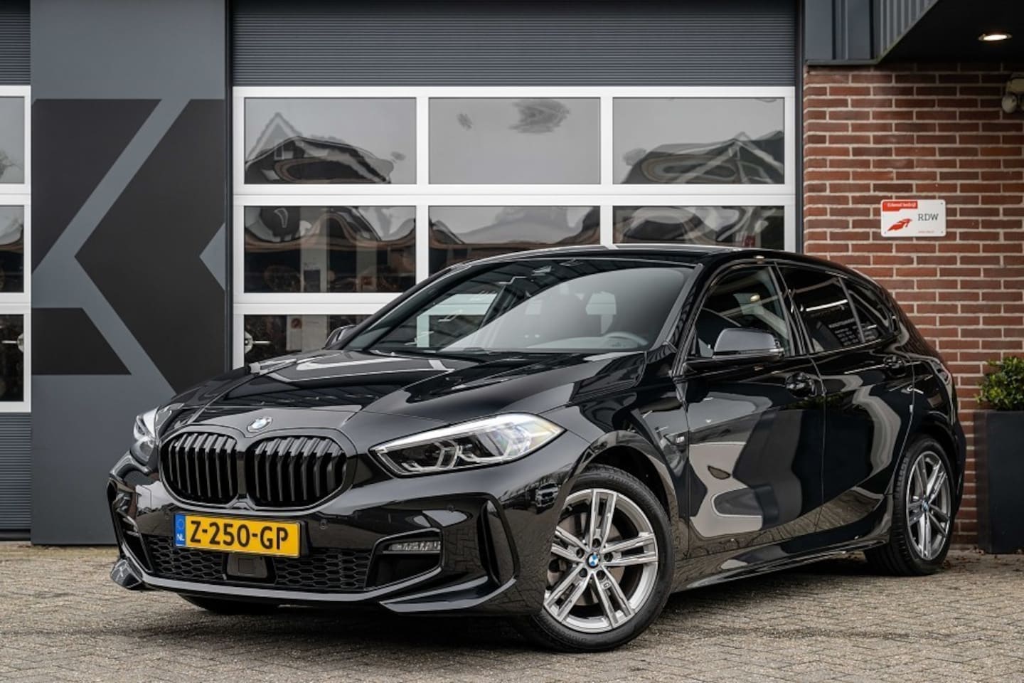BMW 1-serie - 118 118i M Sport | Shadow | Camera | Apple CarPlay | ACC | Stoelverwarming | Sportstoelen - AutoWereld.nl