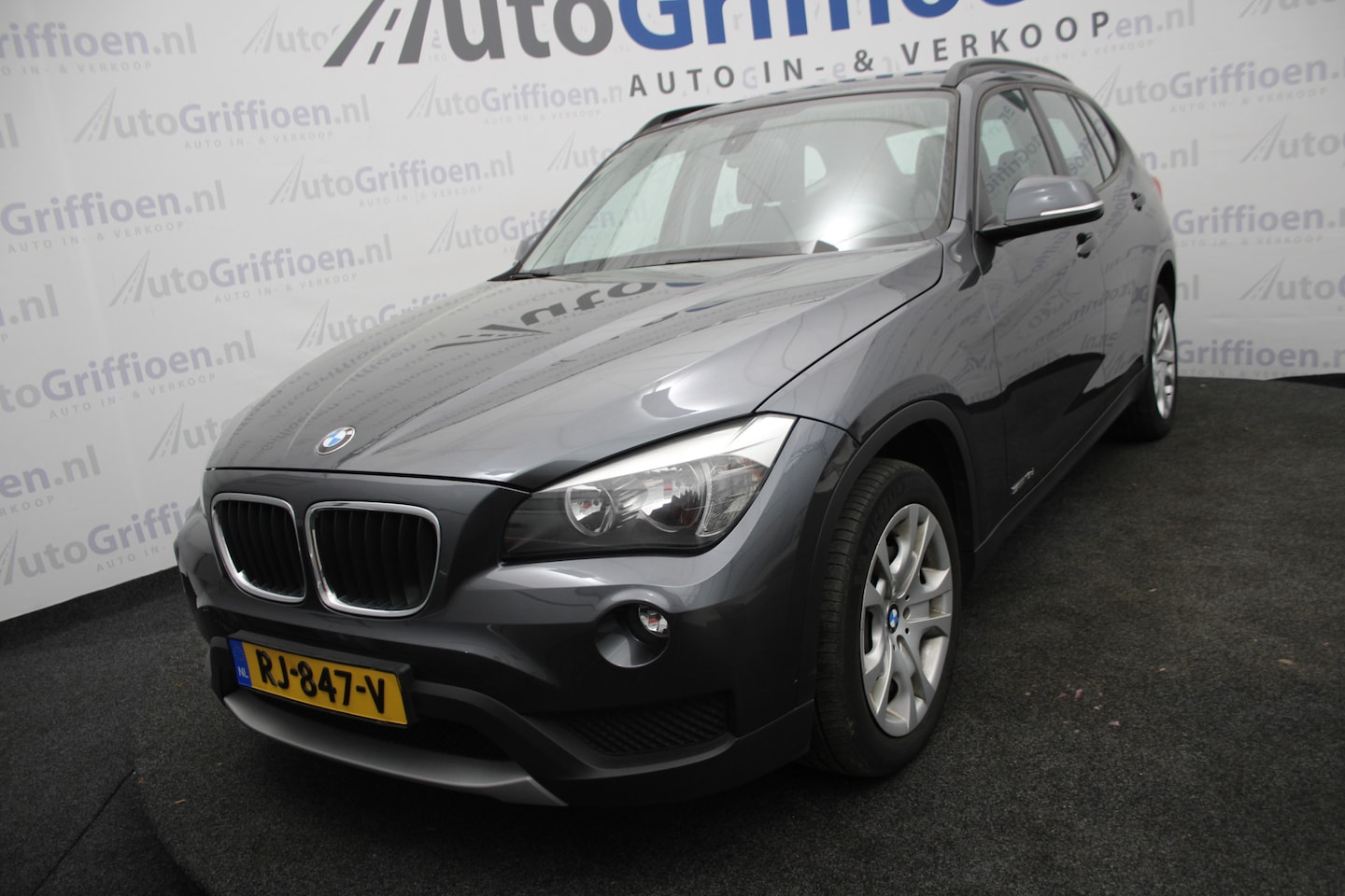 BMW X1 - sDrive16d Executive nette SUV met schuifdak - AutoWereld.nl