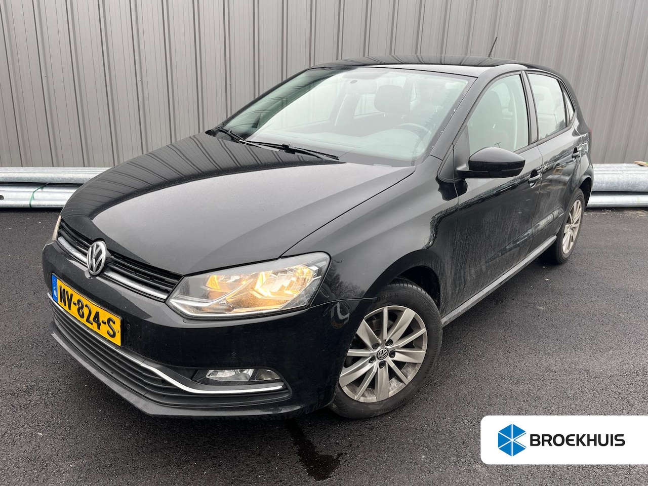 Volkswagen Polo - 1.2 TSI Comfortline 90pk | Parkeersensor voor en achter | Navigatie | Airco | 15" LMV - AutoWereld.nl