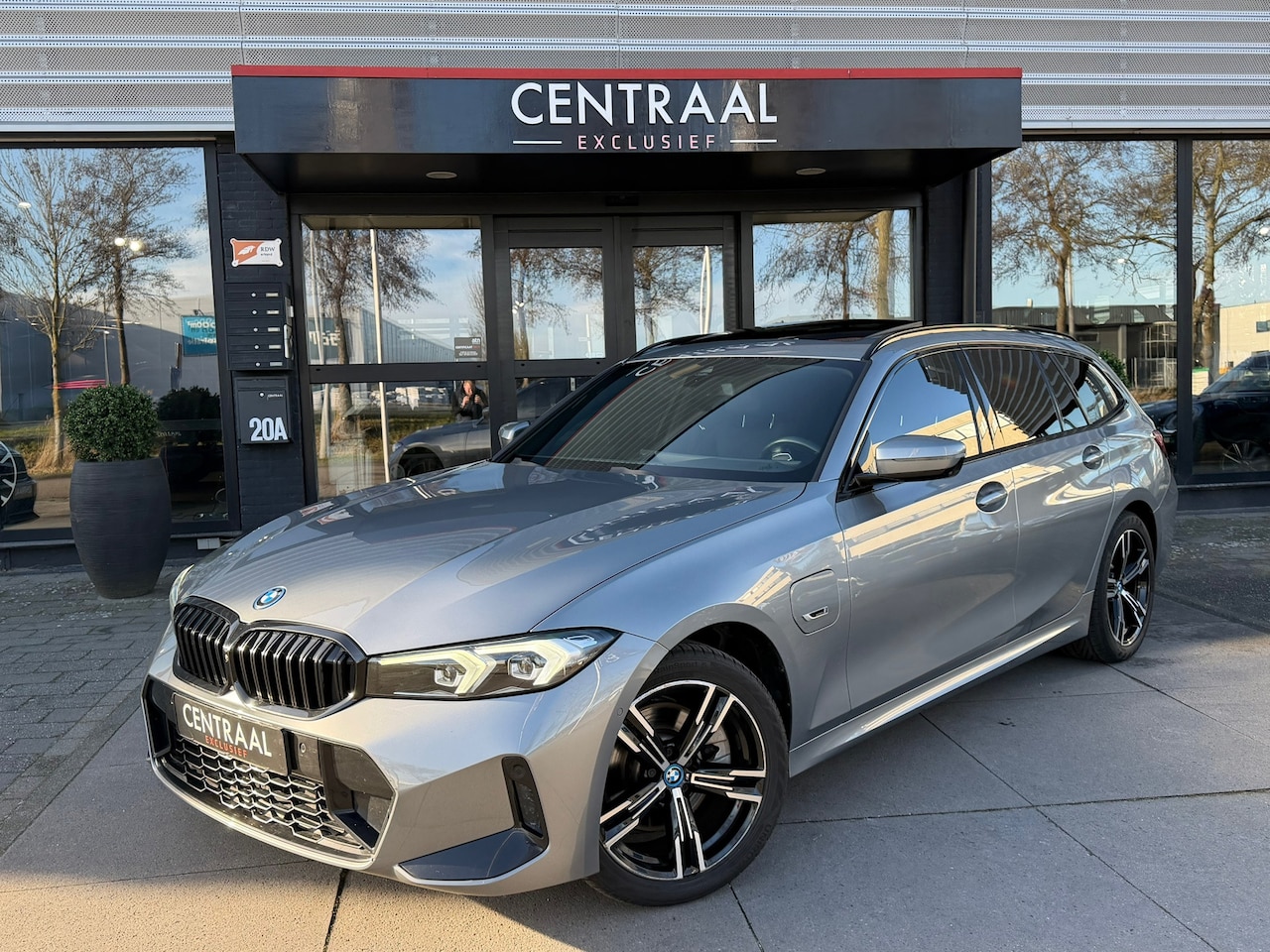 BMW 3-serie Touring - 330e xDrive M-Sport Pano|Keyless|292PK|360Camera|Carplay - AutoWereld.nl