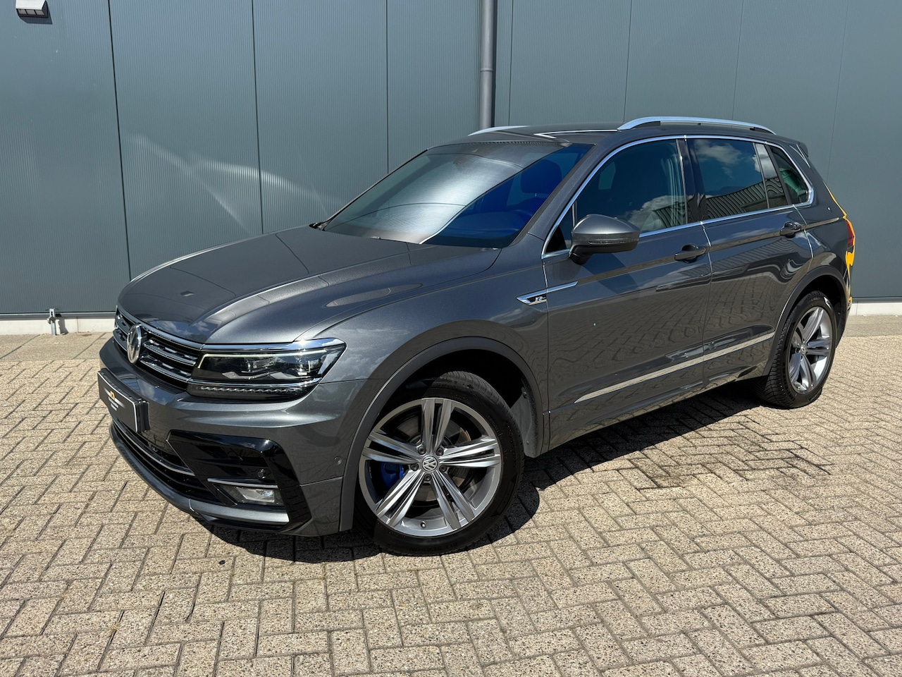 Volkswagen Tiguan - 2.0 TSI 4Motion Highline R-Line * Panorama * Dynaudio * Side Assist * - AutoWereld.nl