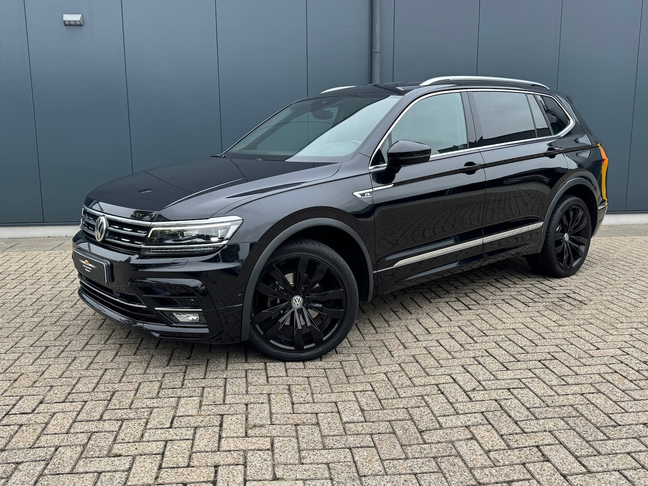 Volkswagen Tiguan Allspace - 1.5 TSI R-Line * Trekhaak * Camera * Virtual Cockpit * Stoelverwarming * - AutoWereld.nl