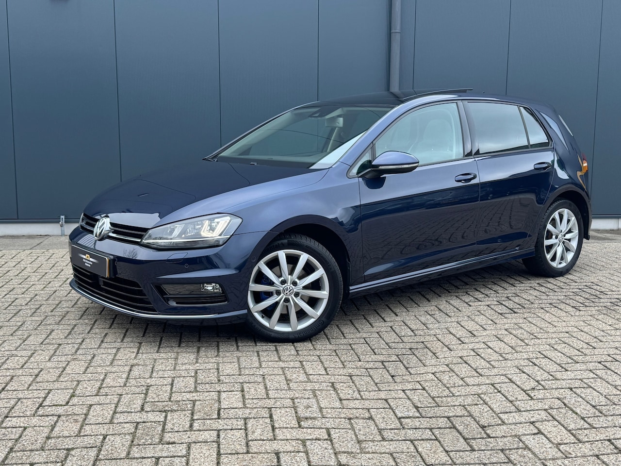 Volkswagen Golf - 1.4 TSI 150pk Automaat R-Line * Panorama * Dodehoekassistent * Stoelverwarming * - AutoWereld.nl
