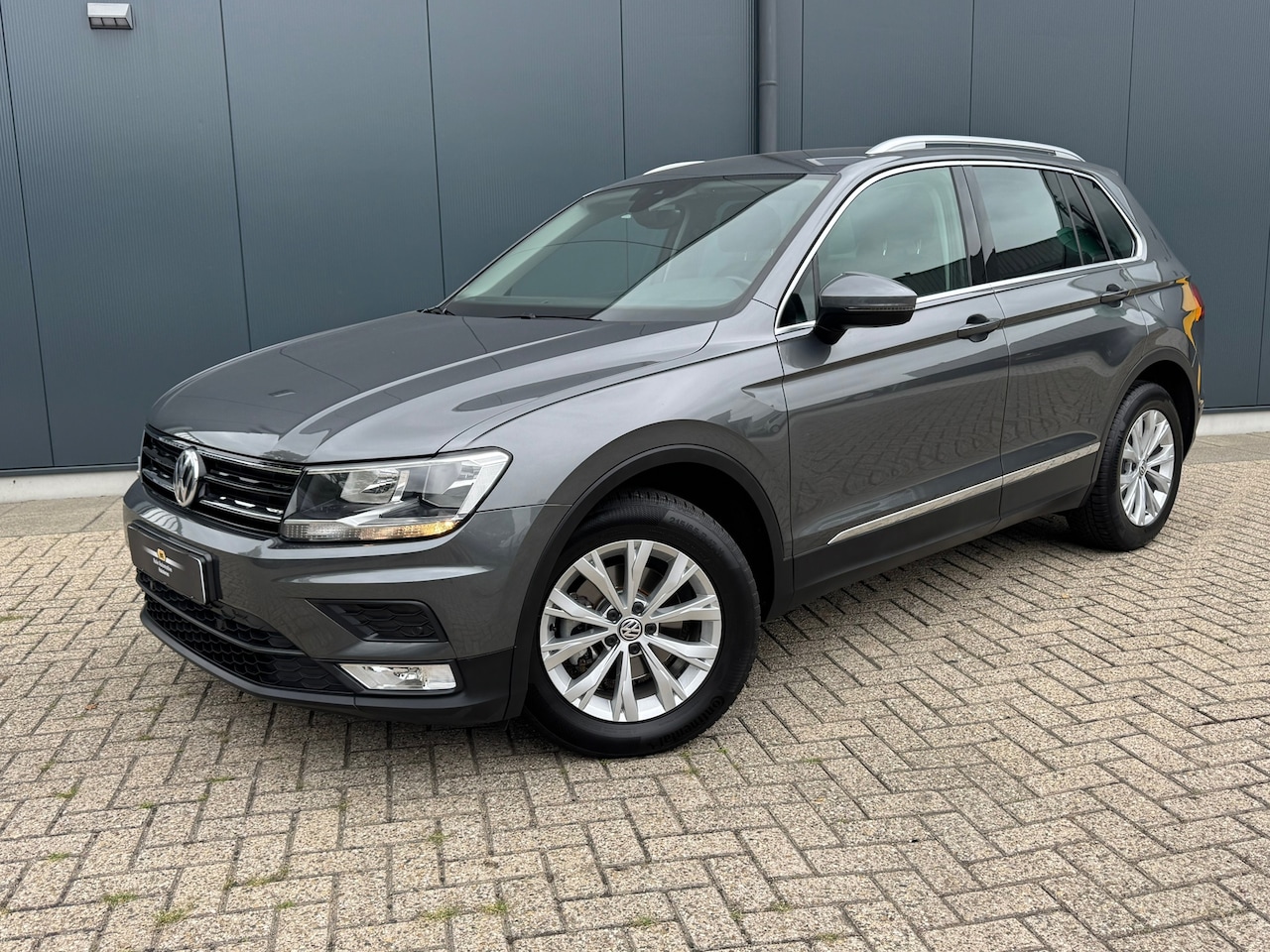 Volkswagen Tiguan - 1.4 TSI * Navigatie * Parkeersensoren * Lane Assist * Lichtmetalen Velgen * - AutoWereld.nl