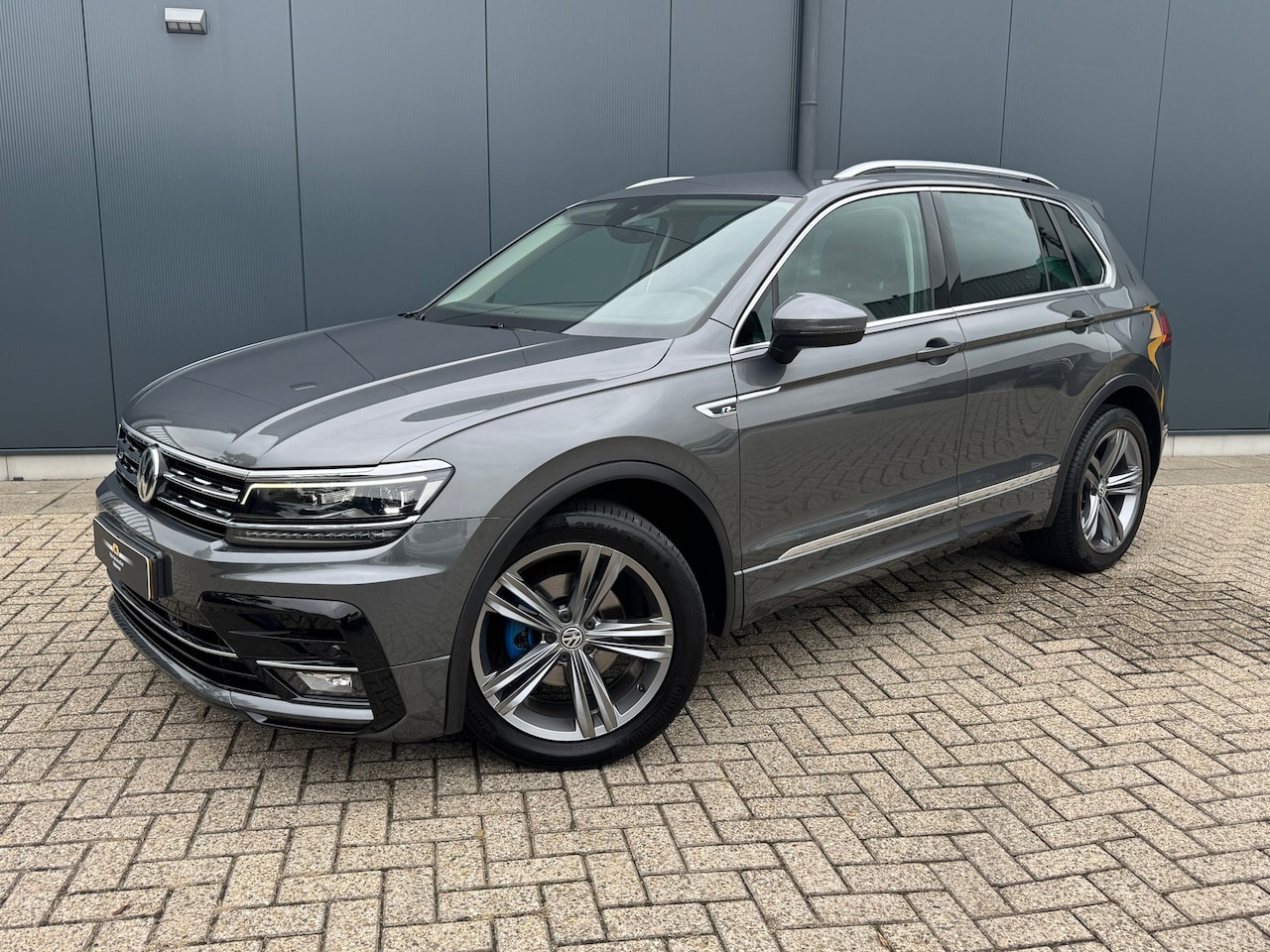 Volkswagen Tiguan - 1.4 TSI Automaat R-Line * Led Plus * Camera * Stoelverwarming * Adaptieve Cruise Control * - AutoWereld.nl