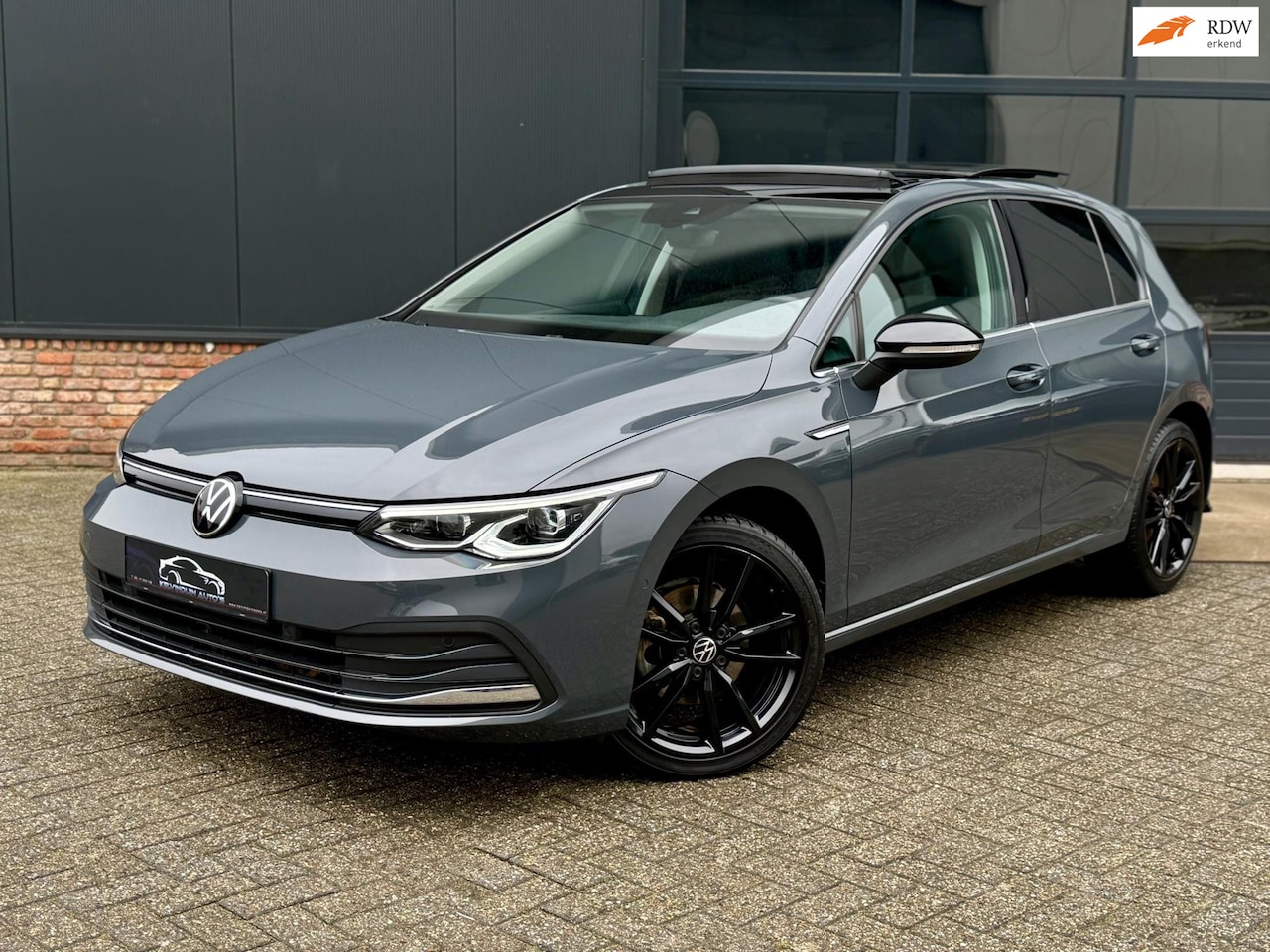 Volkswagen Golf - 1.5 eTSI IQ.Light Panoramadak l Camera l Stoelverwarming l sfeerverl - AutoWereld.nl