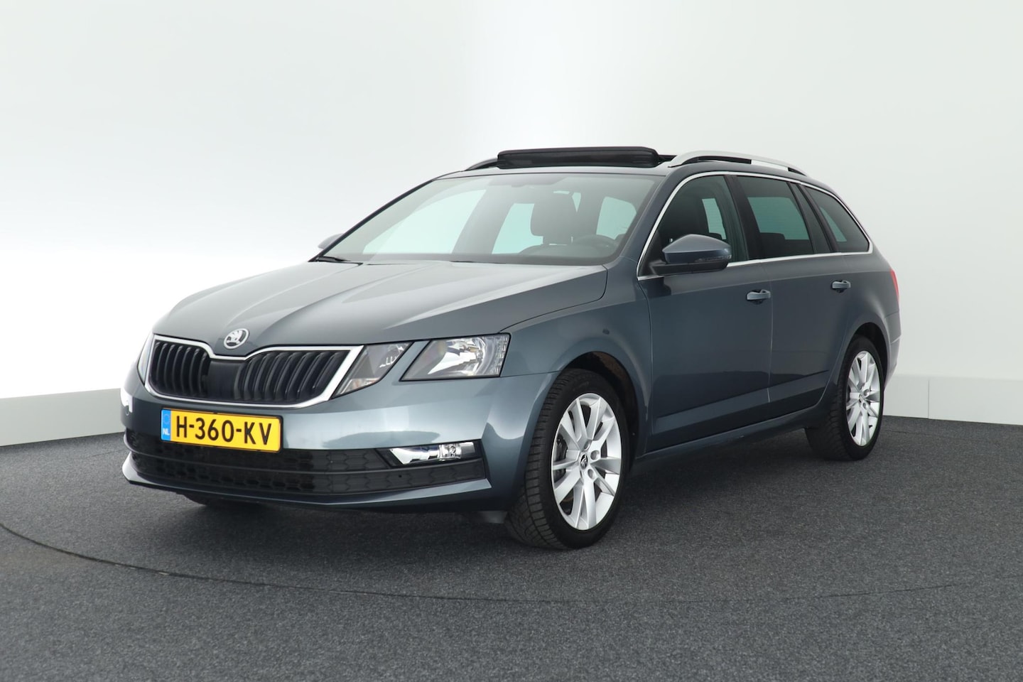 Skoda Octavia Combi - 1.5 TSI 150pk DSG Sport Business Panoramadak Stoelverwarming Navigatie - AutoWereld.nl