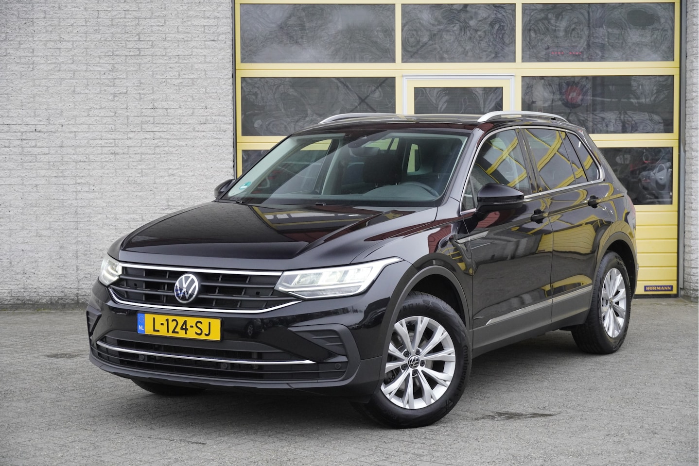 Volkswagen Tiguan - 1.5 TSI 150PK! Automaat Life Business BJ2021 Lmv 17" | Led V+A | Pdc | Navi | Panoramadak - AutoWereld.nl