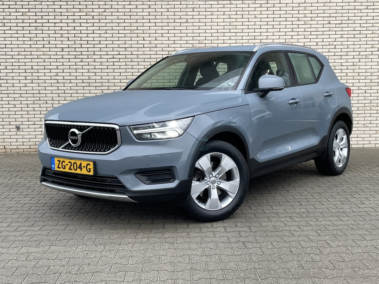 Volvo XC40 - 2.0 T4 Momentum Pro l Winterpakket l Trekhaak wegklapbaar l Achteruitrijcamera l - AutoWereld.nl
